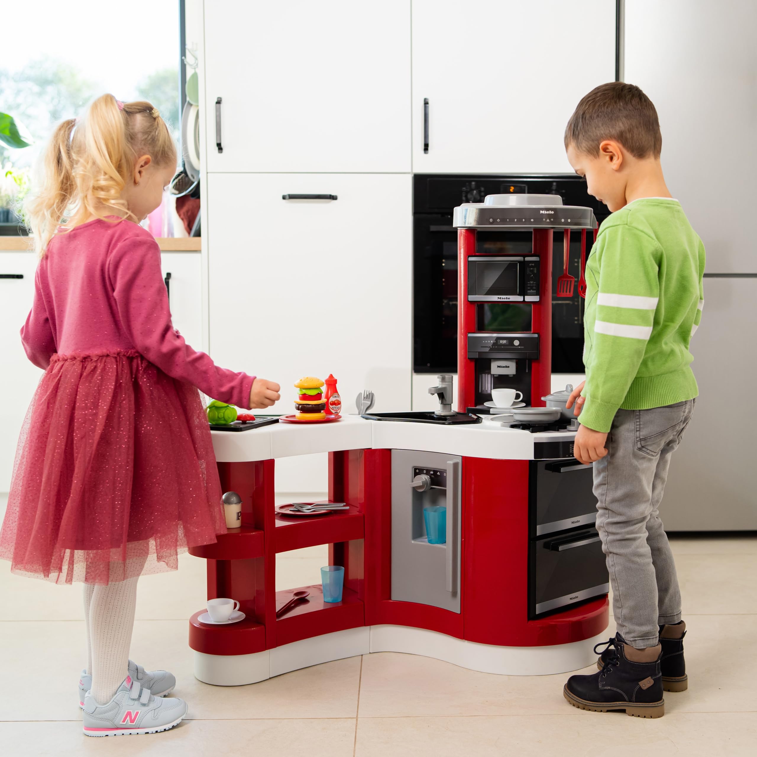 Theo Klein 7101 Miele Cuisine Wave Spicy I Cuisine équipée avec goût et ustensiles Ultra-Modernes I avec Un Set à Hamburger I Jouet pour Enfants à partir de Trois Ans