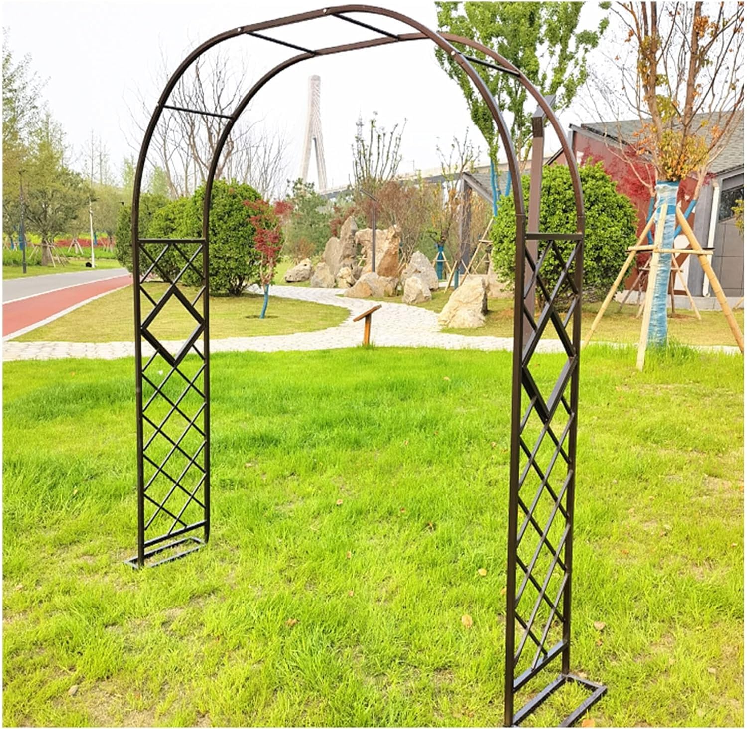 Support arche de jardin bronze stop aux branches de rosiers qui tombent