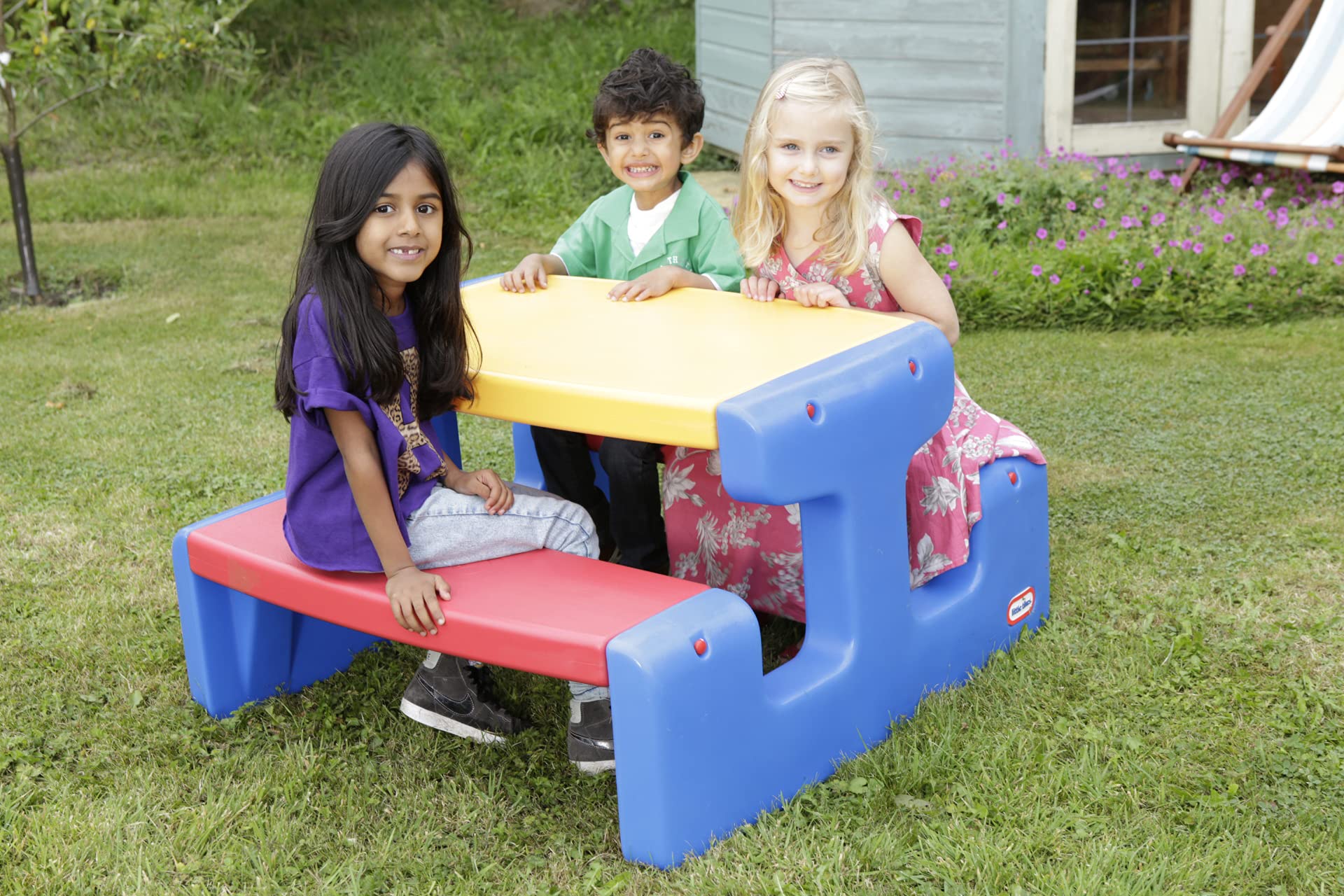 Little Tikes Tavolino da Picnic Grande - Fino a 6 Bambini - Per Fare i Compiti, Colorare e Pranzare all'Aperto - Colori Primari