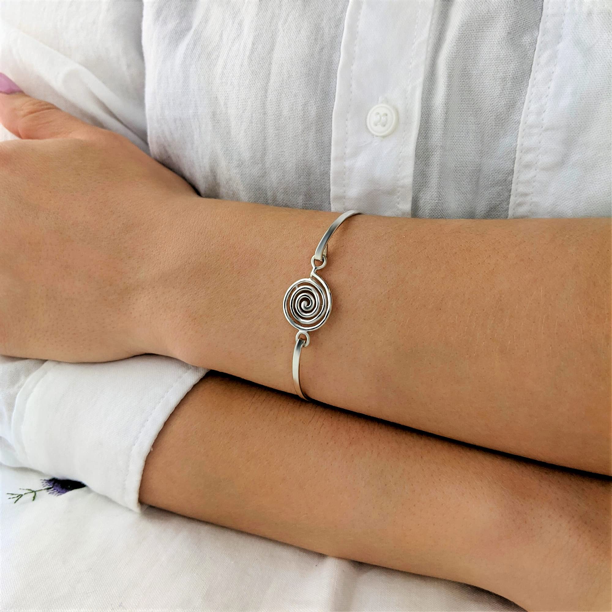 Silverly Pulsera Espiral Redonda Plata de Ley 925 | Dije Plata Maciza Forma Concha Marina Brazalete Plano Delgado Apilable | Joyería Bohemia Minimalista | Pulseras Remolino Mujer | Pulseras Amistad