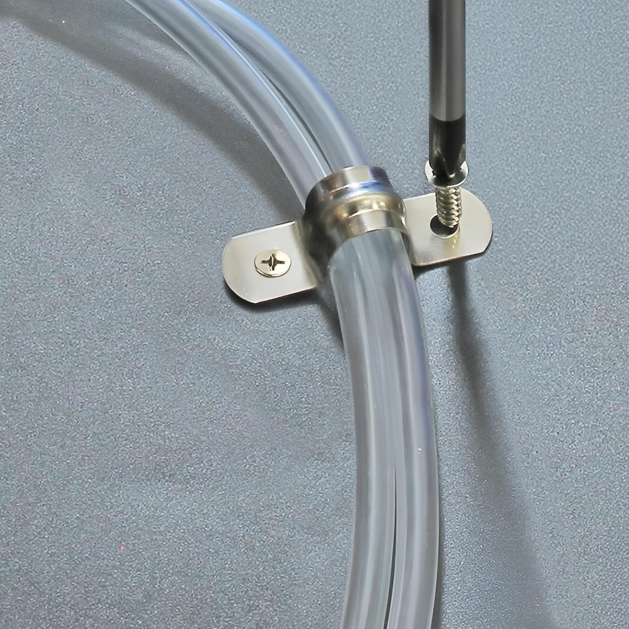 SELECT Lighting Correas de tubo rígidas de 2 agujeros de 1/2 pulgada para EMT, clips de acero chapado en zinc resistentes con costilla reforzada, correa de conducto para tuberías, cables y tubos,