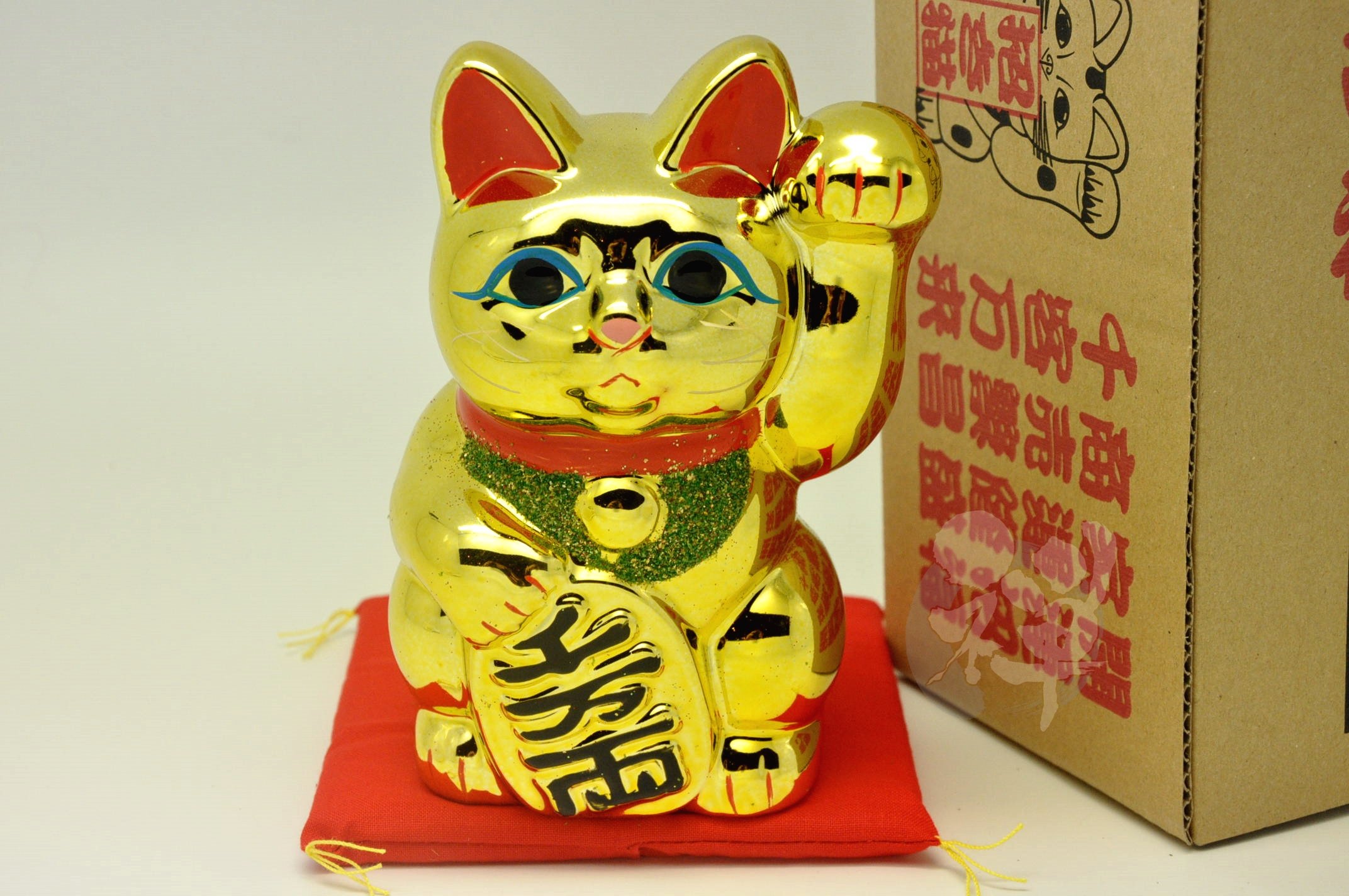 Amazon.co.jp: 常滑焼 招き猫 黄金小判猫(左手)座布団付 5号 [2810]105