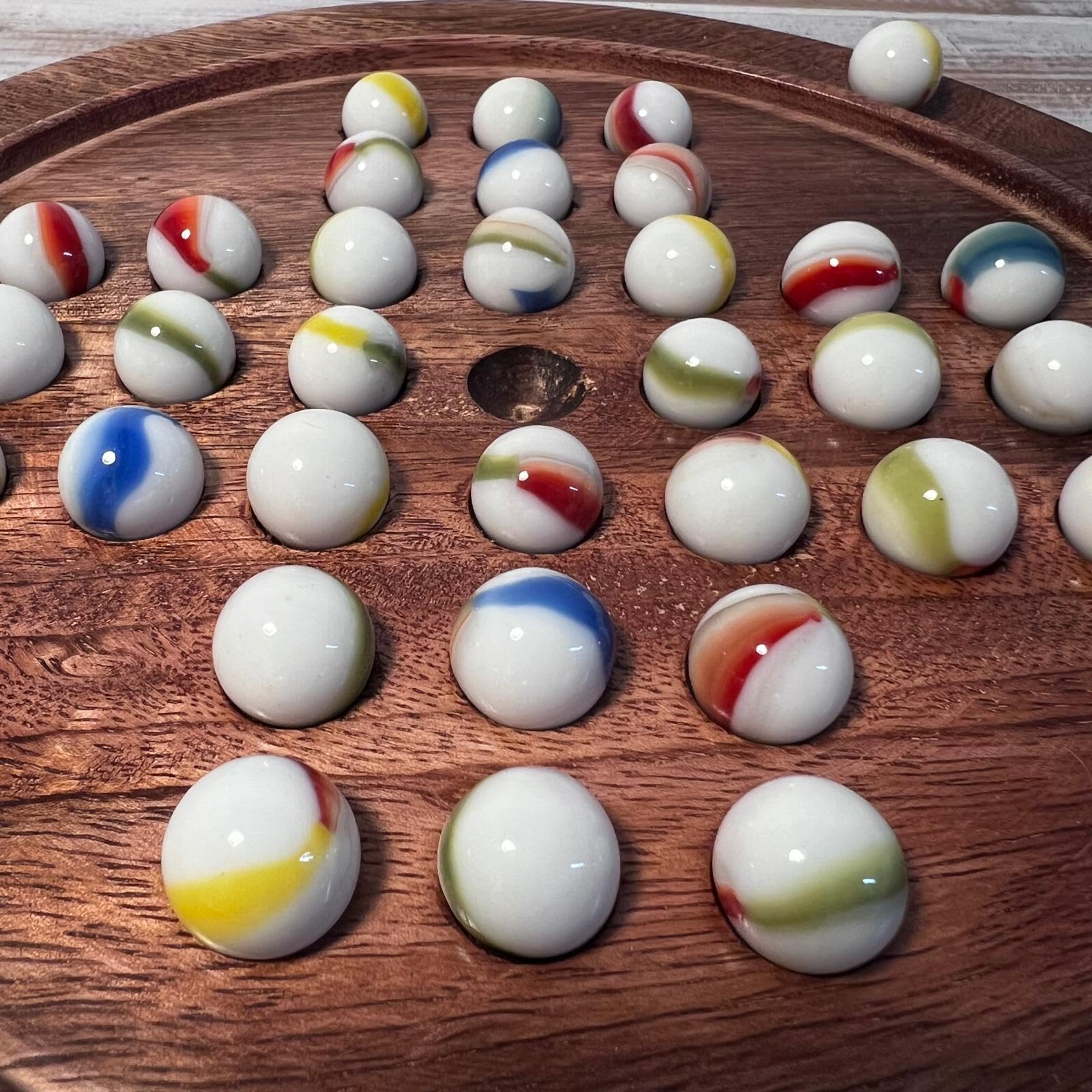 Solitaire Brettspiel aus Holz, 22 cm Durchmesser, mit Old Glory White Swirl Glasmurmeln, klassisches Solitärspiel aus Holz, Strategie-Brettspiel, Familien-Brettspiel, Spiele für einen, Brettspiele