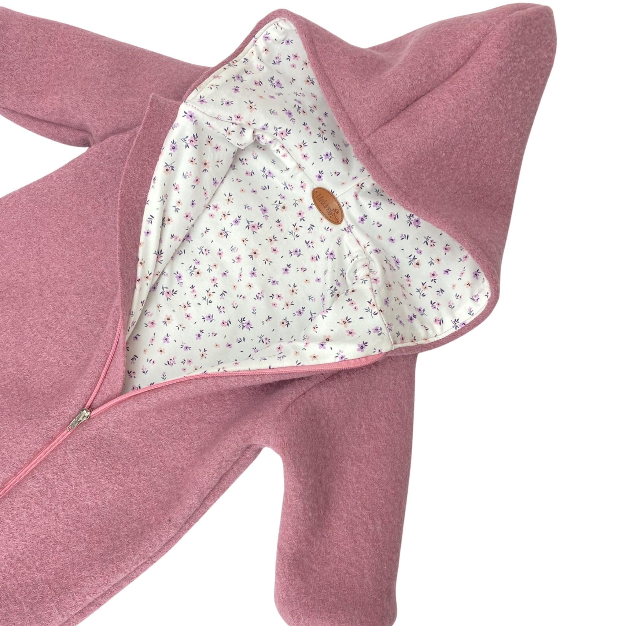 Lilakind Wollwalk Overall für Baby und Kleinkind mit Kapuze und Reißverschluss – Dusty Pink Blumenmuster
