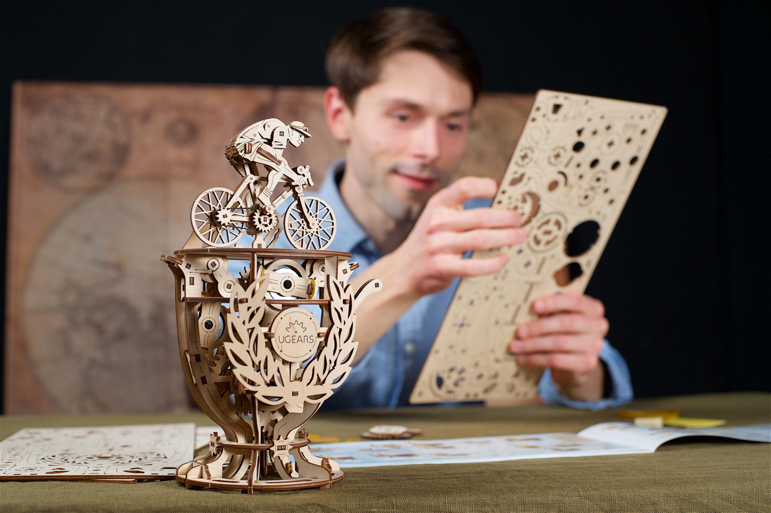 UGEARS Automaton Cyclist Puzzles 3D - Cadeau Fête des Pères Kits de Modèles en Bois pour Adultes à Construire - Classic Tour De France Cup Bicycle Puzzle en Bois - Puzzles 3D en Bois pour Adultes