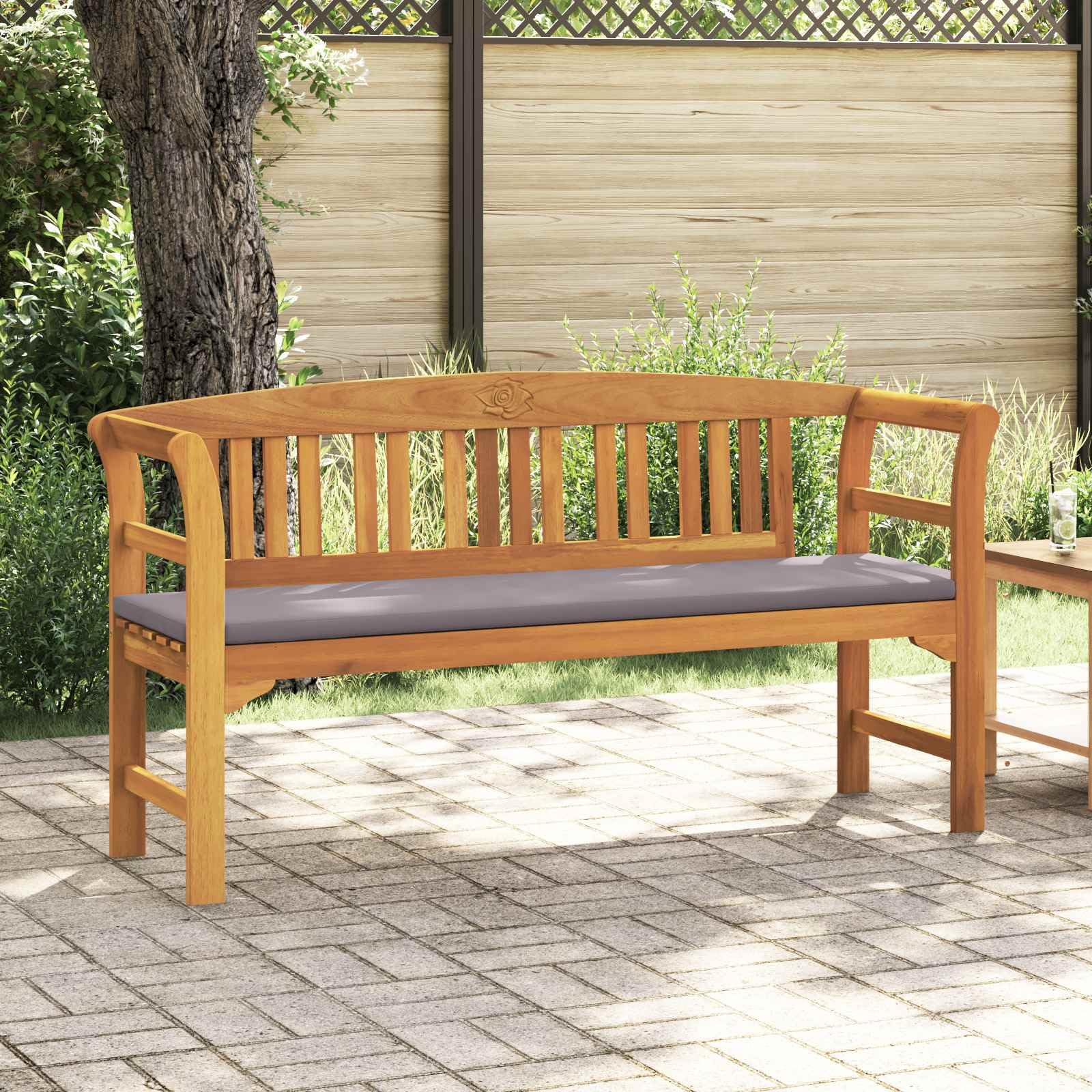 Banco de rosas de madera natural para crear un jardin romantico