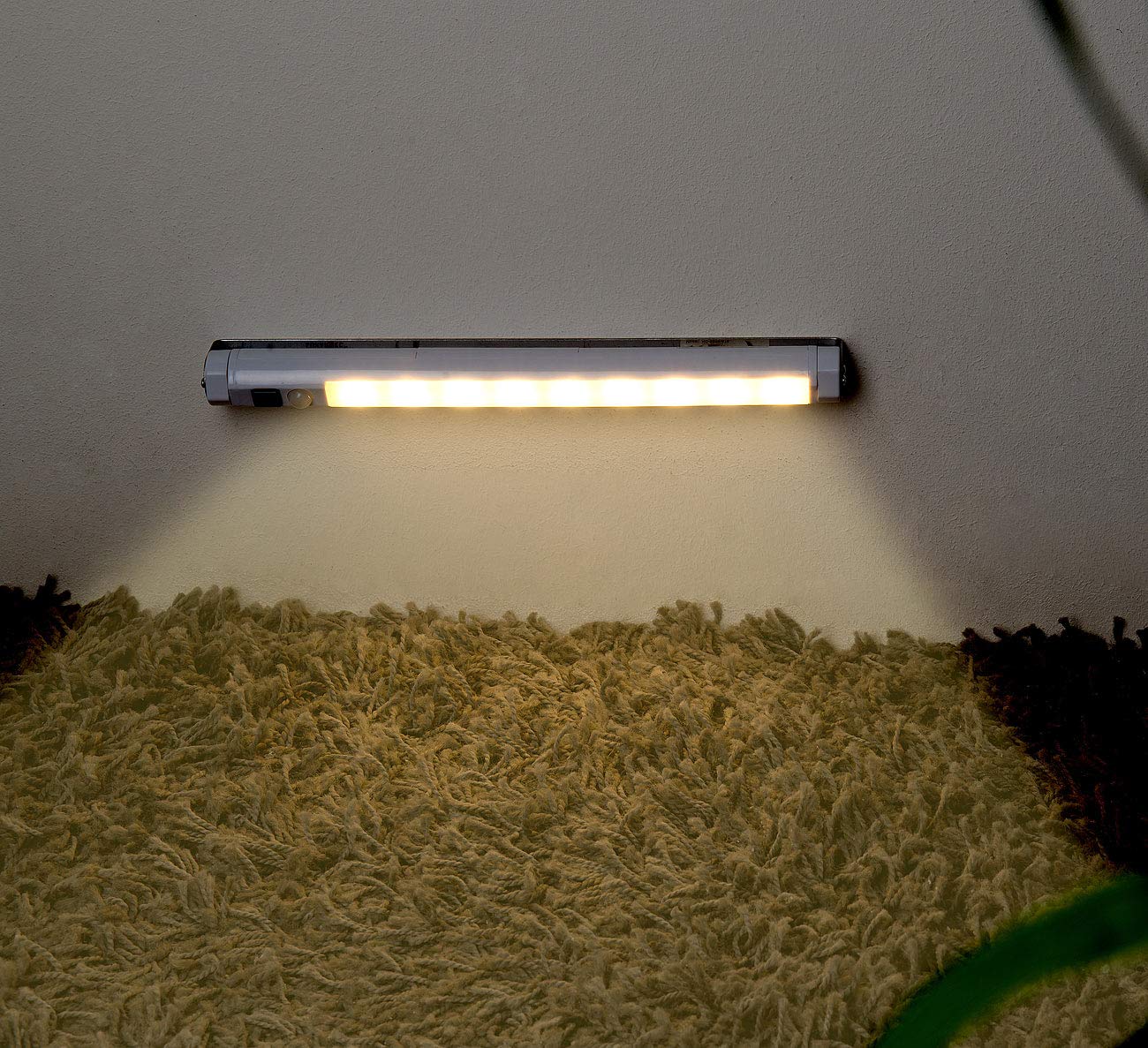 Lunartec LED Lichtleiste Batterie: 4er-Set Schwenkbare Lichtleisten, PIR-Sensor, 9 SMD-LEDs, warmweiß (Lichtleiste batteriebetrieben, Küche Batterie, Band)