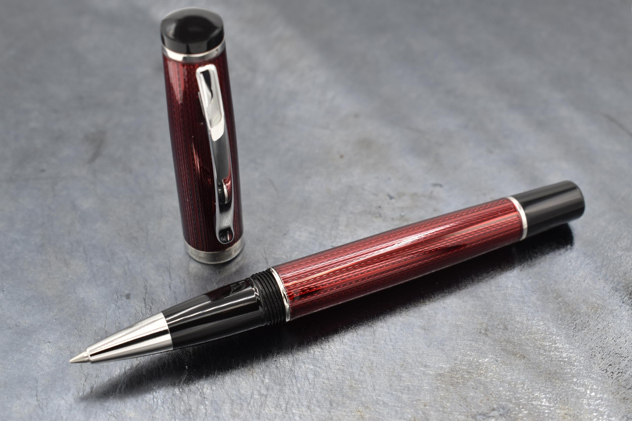 Xezo Incognito Penna Roller, pennino fine. Laccatura rosso bordeaux con placcatura in platino puro. Artigianale, inciso guilloche. Edizione limitata, numerata