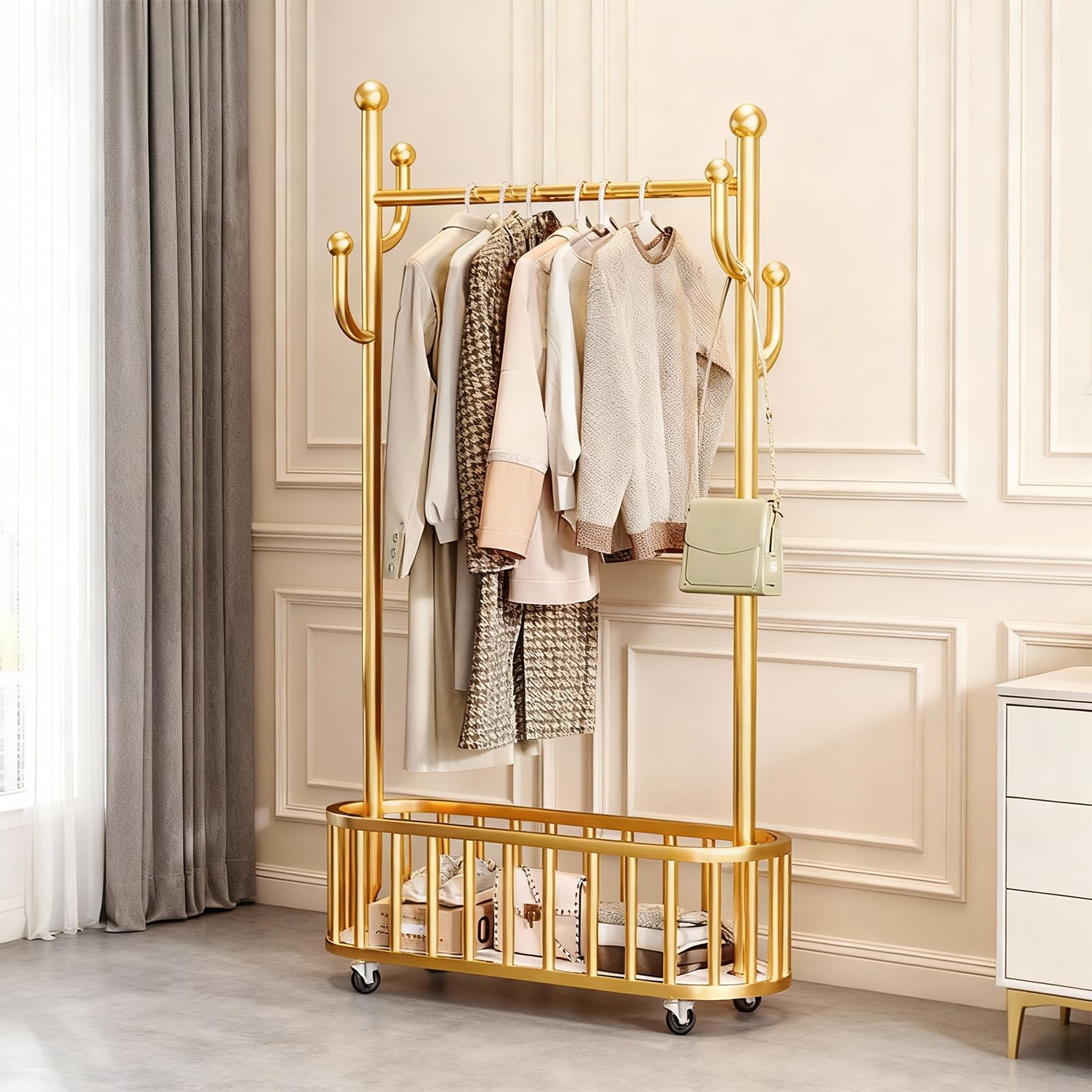 GarveeHome Schwarzer Freistehender Kleiderständer Aus Metall Mit Rollen Stabiler Garderobenständer Mit 4 Haken, Ablagekorb Vielseitig Für Schlafzimmer, Flur, Waschküche – 80cm Gold