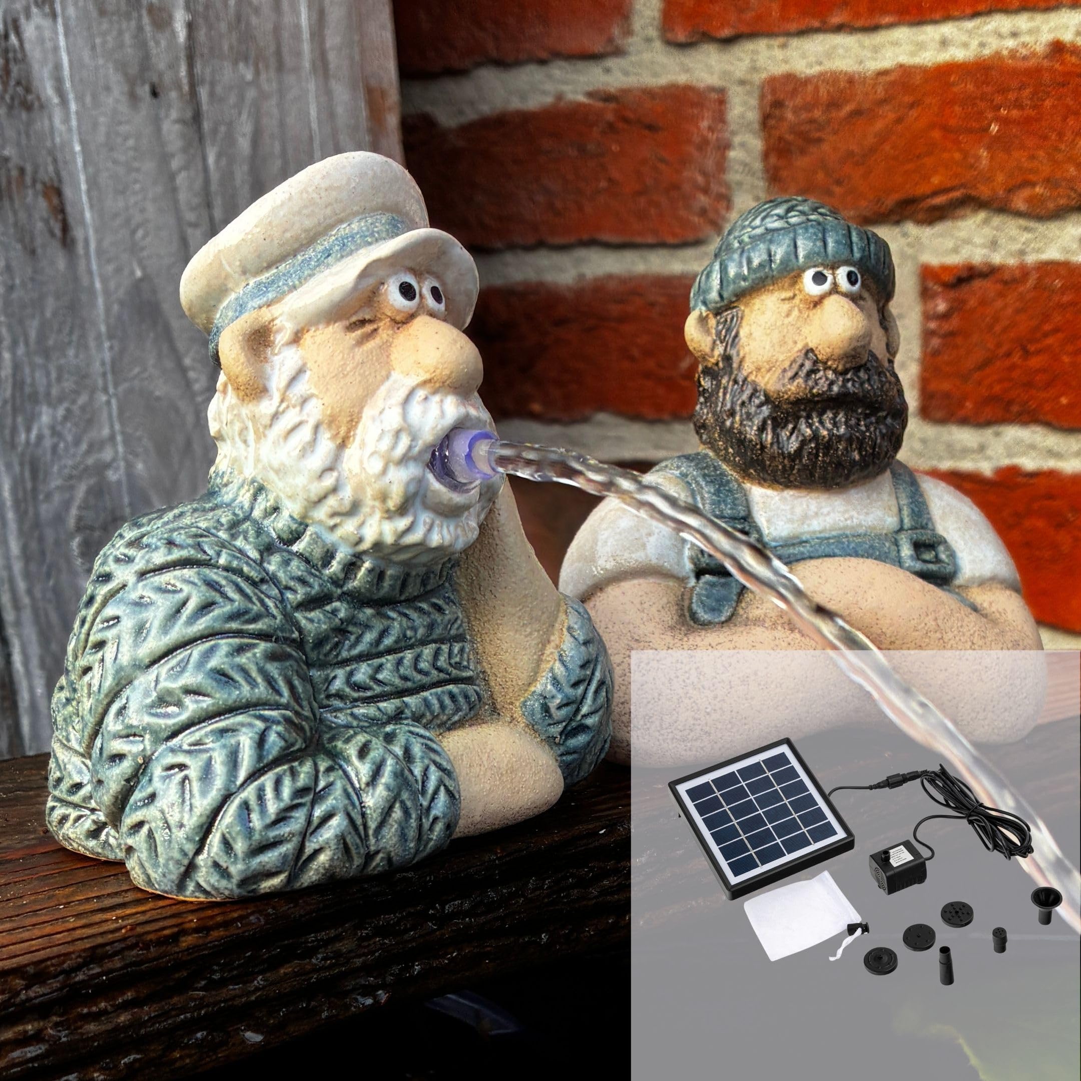 Storm's Gartenzaubereien Wasserspeier mit Solarpumpe- Seemann Set aus Keramik - 2er Set Matrosen Figuren in Strick-Optik - Maritimes Wasserspiel für Garten/Balkon/Miniteich - Stromlos mit 3m Kabel