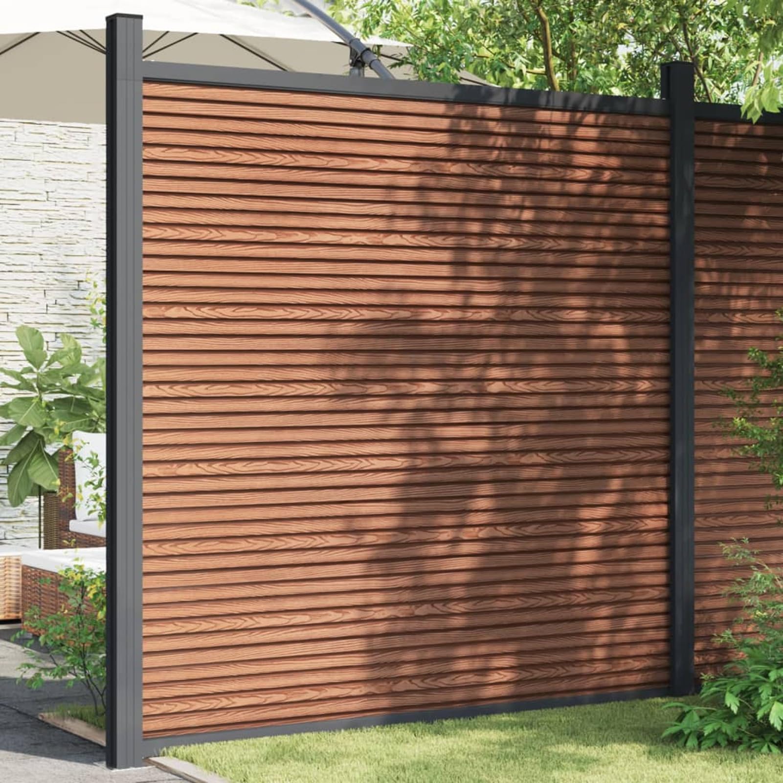 Panel de valla con 2 postes marrón 180 x 186 cm WPC, juego de paneles de valla de jardín, material WPC robusto y duradero, sistema modular con opciones de montaje flexibles, componentes de