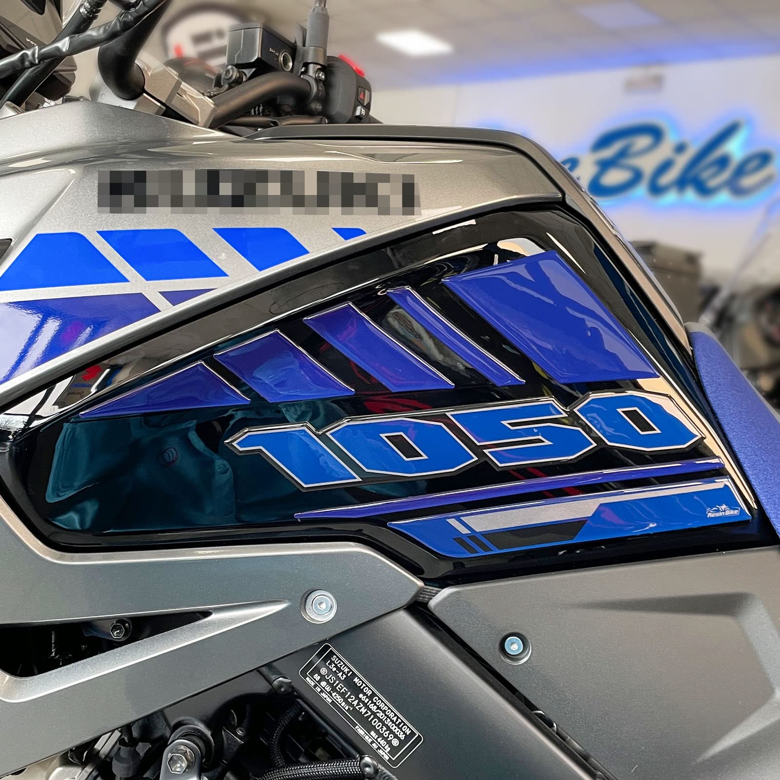 Resin Bike Gray Motorcycle 3D Stickers Compatible With Suzuki V-Strom 1050 Xt Abs Aspen Grey 2022. Tank Side Protectors From Bumps And Scratches. Pair Of Resin Stickers - Gadget Moto