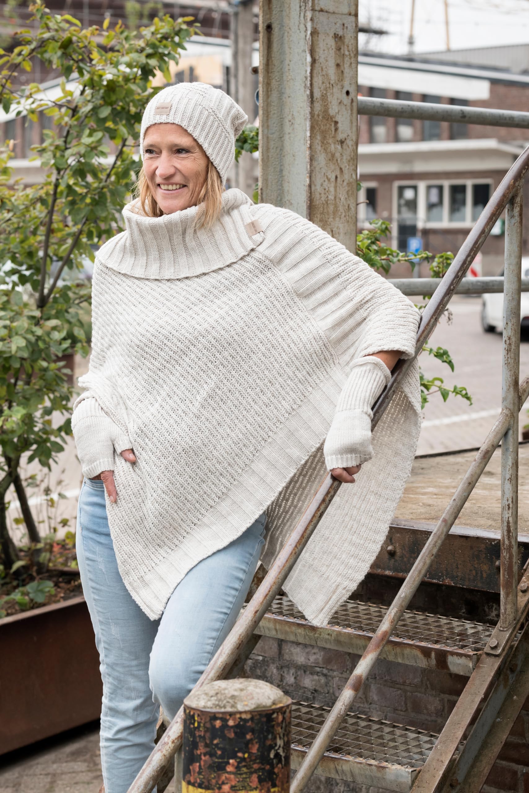 Knit Factory - Nicky Poncho Tricoté