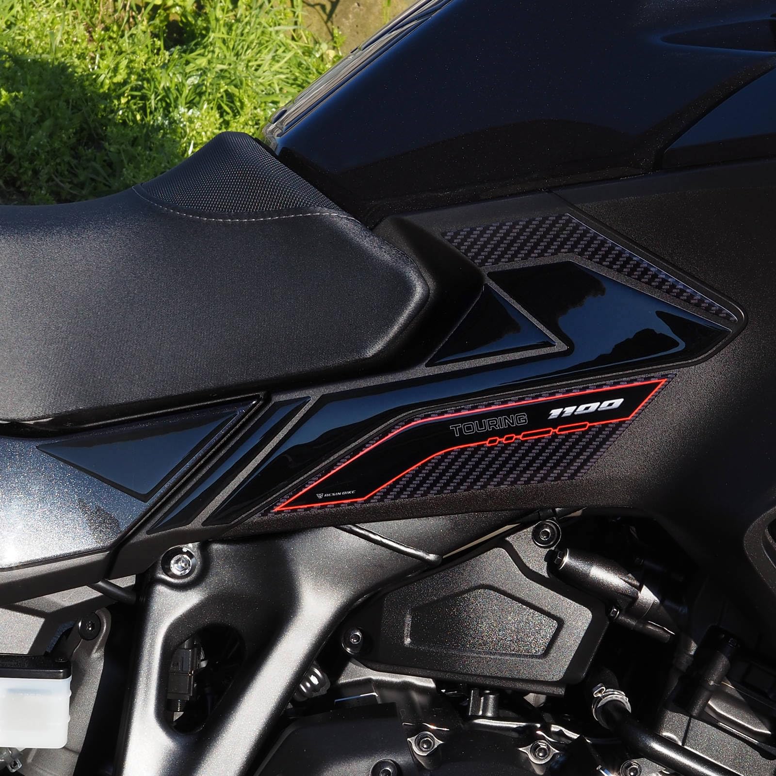 Resin Bike Naklejki Moto kompatybilne z Honda NT 1100 2025-2026. Chronią Osłony boczne zbiornika przed uderzeniami i zadrapaniami. Naklejki żywiczne z efektem 3D - wyprodukowane we Włoszech