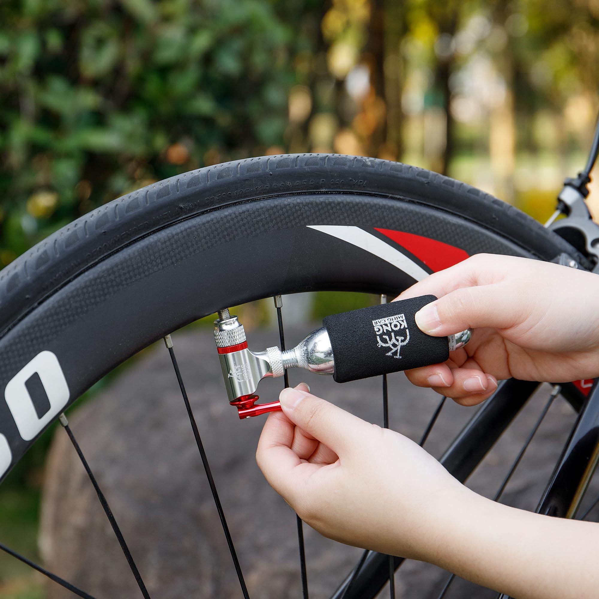 CO2 Inflator Kits with 6 X 16g / 25g CO2 Threaded Cartridges for Bike Tires, Presta and Schrader Valve Compatible, CO2 Bike Tire Pump for Mountain and Road Bicycles, Included Insulated Sleeve (6X25G)