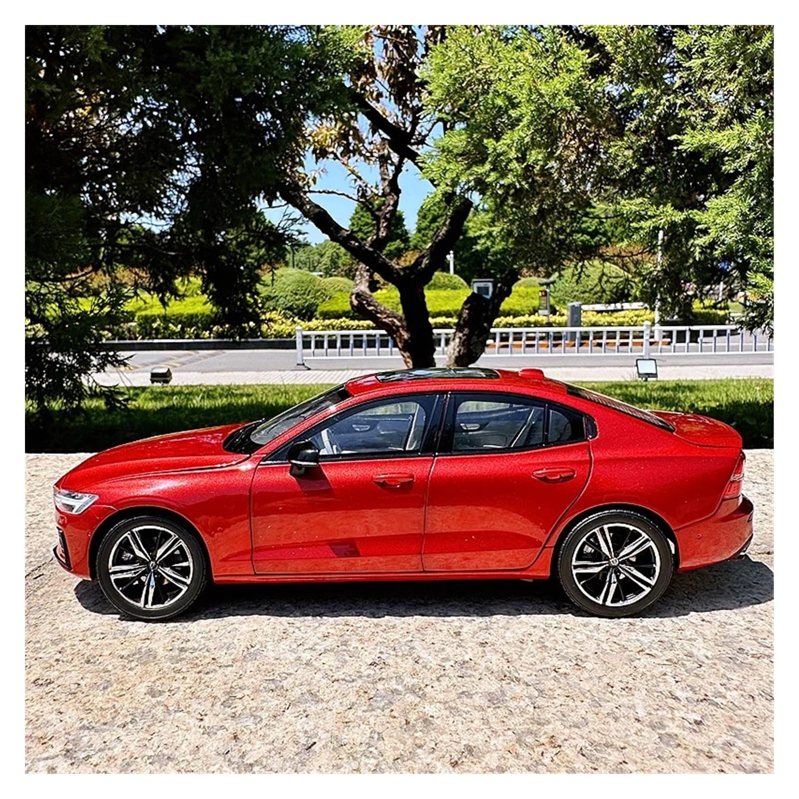 Amazon | ミニカーモデル 1:18 ボルボ S60 2020 合金車モデル