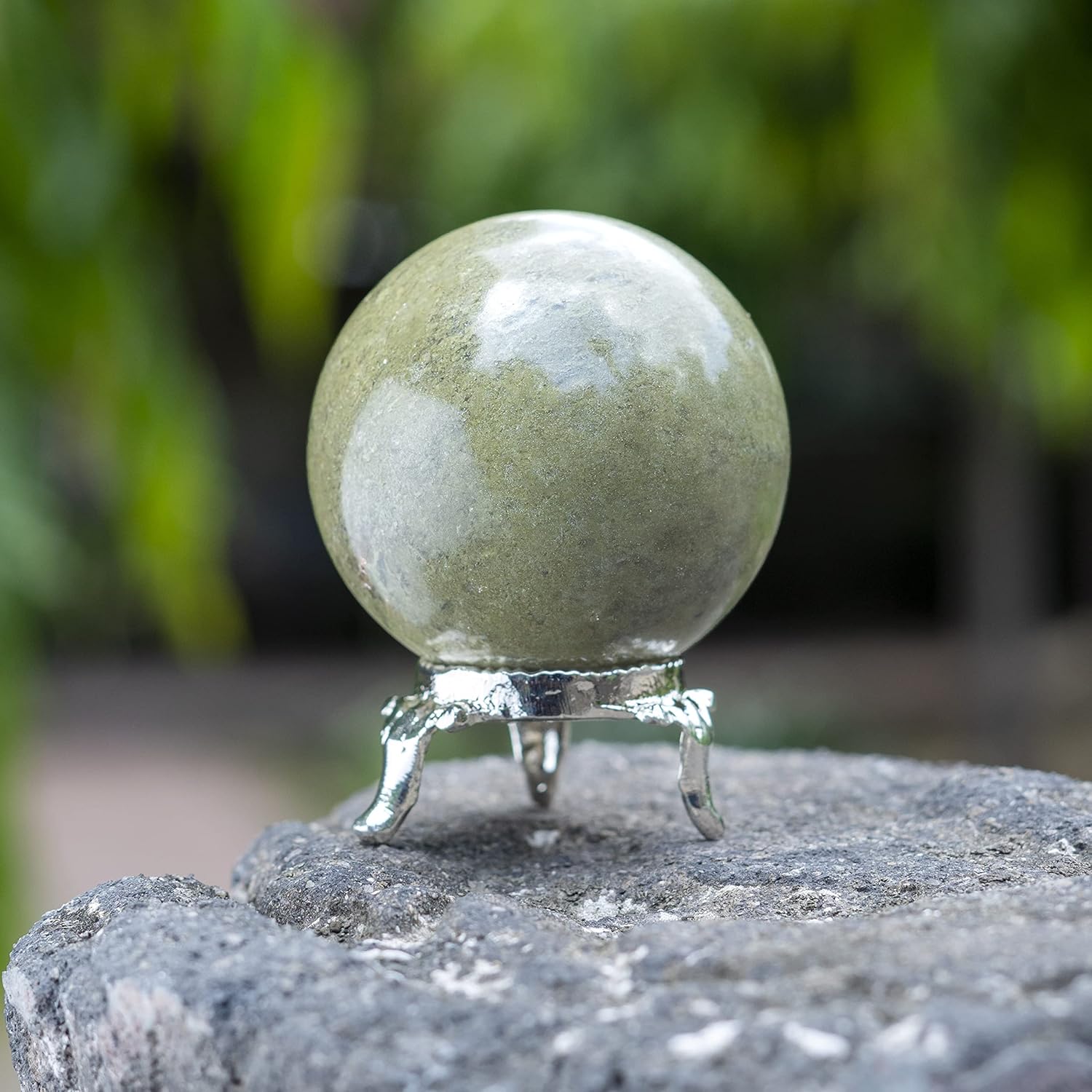 Crocon 50mm Green Vesuvianite Stone Sphere Ball with Metal Stand 1400+ Carats Gemstone Ball Healing Sphere Sculpture Figurine for Fengshui Divination Home Decoration Photography Crystal Sphere