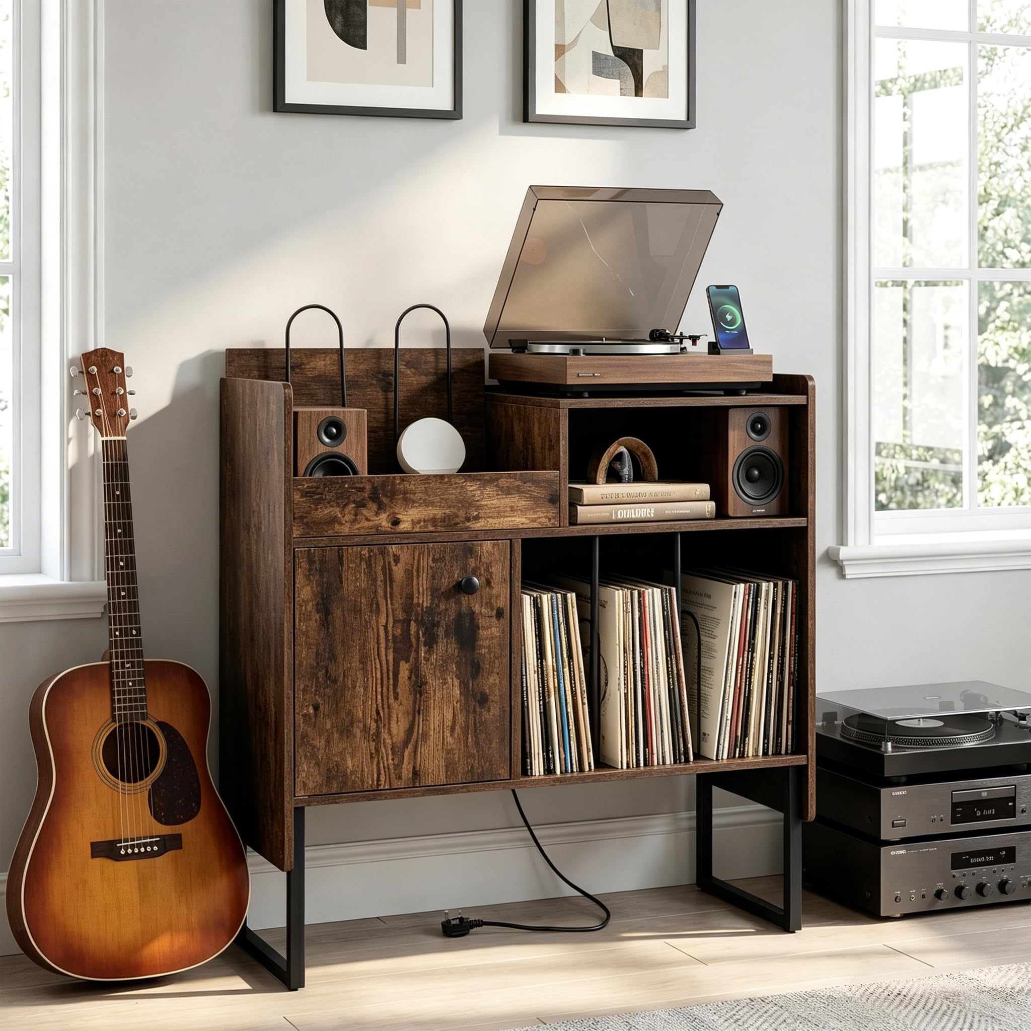 KOMFOTTEU Mueble para Tocadiscos con Estación de Carga, Mesa para Tocadiscos con Divisores para Vinilos, Armario con Puerta y Estante Abierto, Soporte de Discos de Vinilo con Orificio de Cables