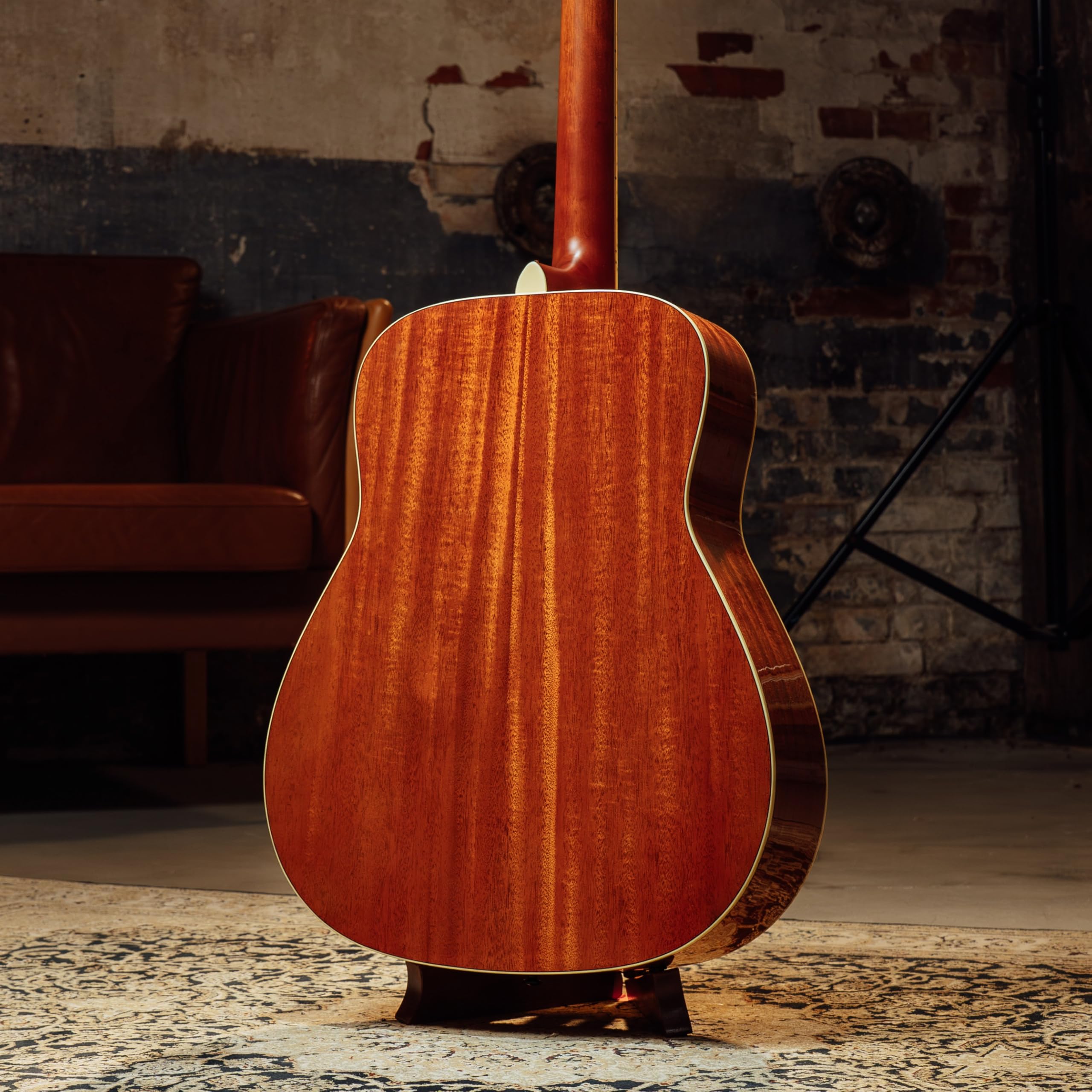 YAMAHA FG820 Gitara akustyczna - Dreadnought w standardowym rozmiarze, kamerton 24,96", solidny świerk, mahoń tył i boki, podstrunnica palisandru, struny stalowe - naturalne