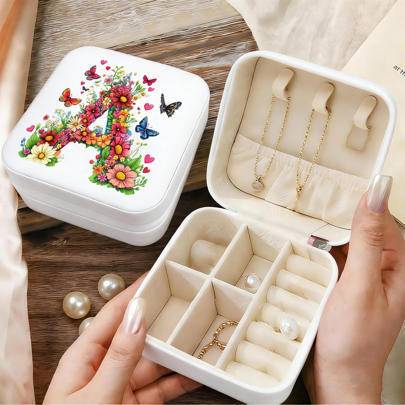 Joyero con monograma portátil, caja de joyería compacta blanca, estuche de viaje organizador de viaje, caja de almacenamiento para collares, aretes, anillos, pulseras (letra A) — view 7