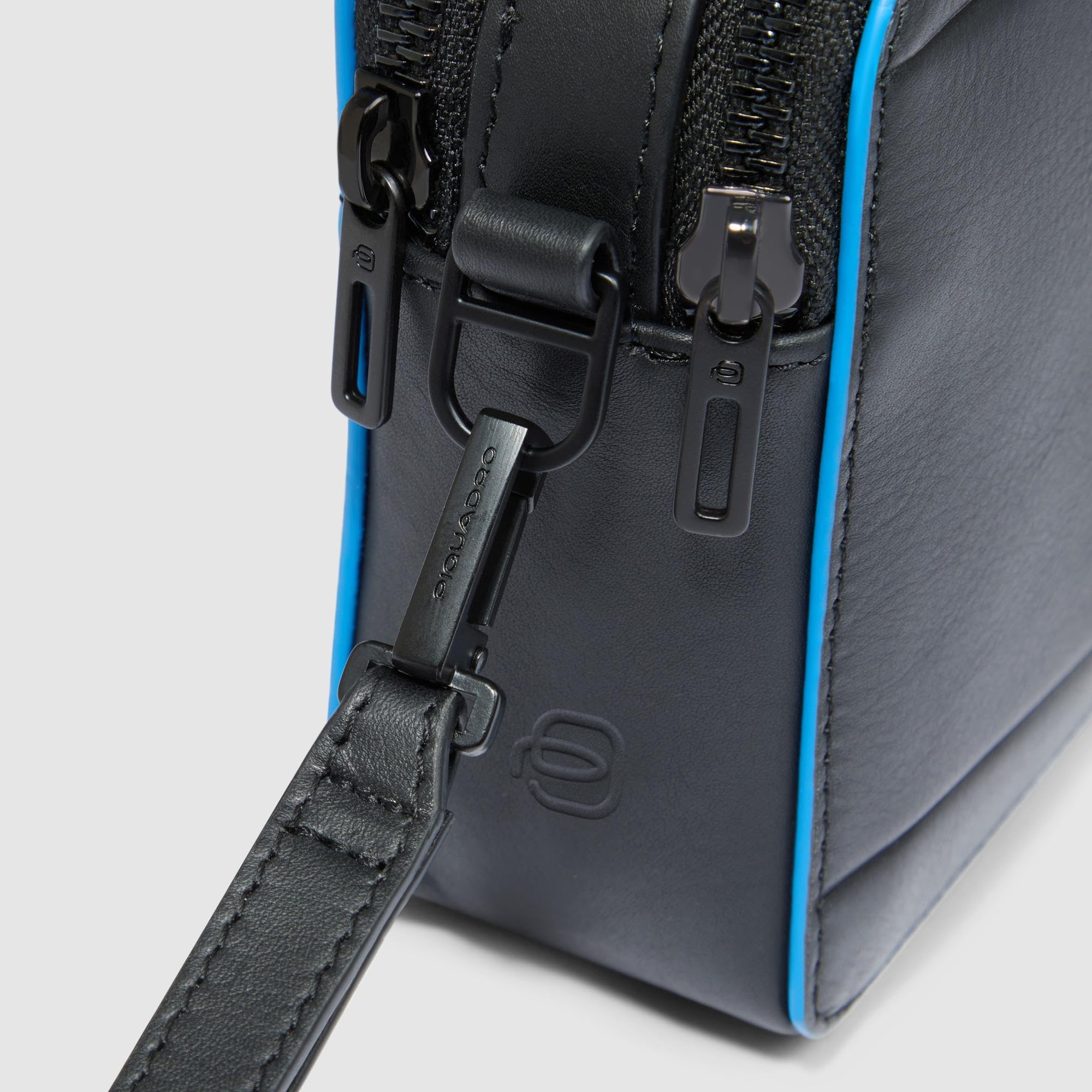 PIQUADRO – Pochette in Pelle – 2 Scomparti, Polsiera Rimovibile – Design Compatto – Colore Nero – Uomo