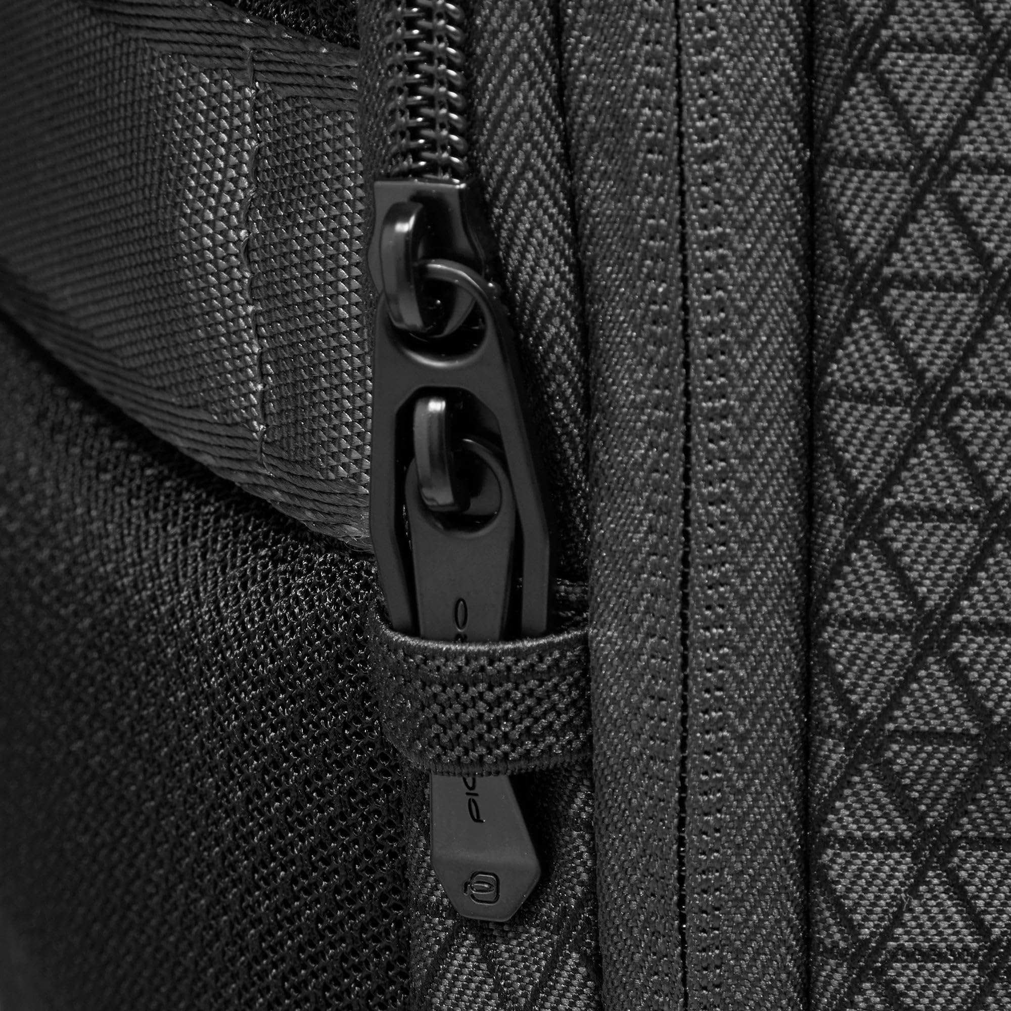PIQUADRO - Zaino Viaggio Modulare 2in1 PC 15,6" Pelle - Unisex - Nero | Aggancio per Trolley, Doppia configurazione, Spallacci imbottiti, Vani organizzati, Trasferte, Business
