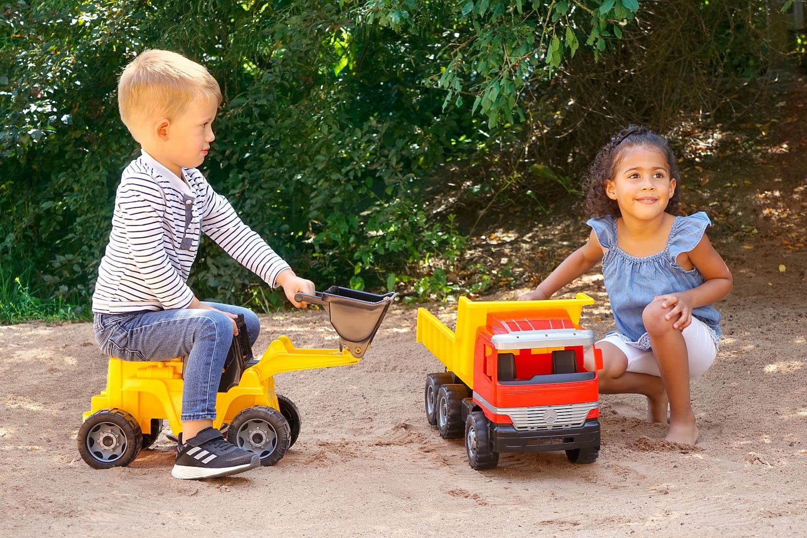 LENA - 2031 Camion Benne géant GIGA Trucks Mercedes Benz Actros d'environ 63 cm, XXL à 3 essieux, Grande capacité de Charge et Benne basculante verrouillable, pour Les Enfants à partir de 3 Ans