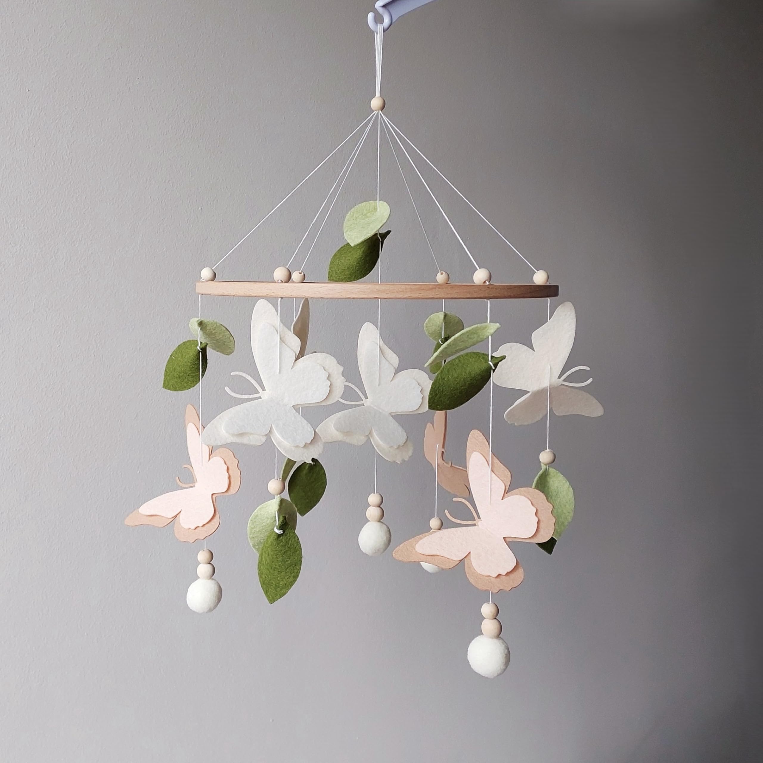 Baby Mobile mit Schmetterlingen – Handgemachtes Filz-Mobile in Neutralfarben mit Blättern & Pompons – Botanisches Mobile fürs Babybett – Wunderschönes Geschenk für neugeborenes Mädchen