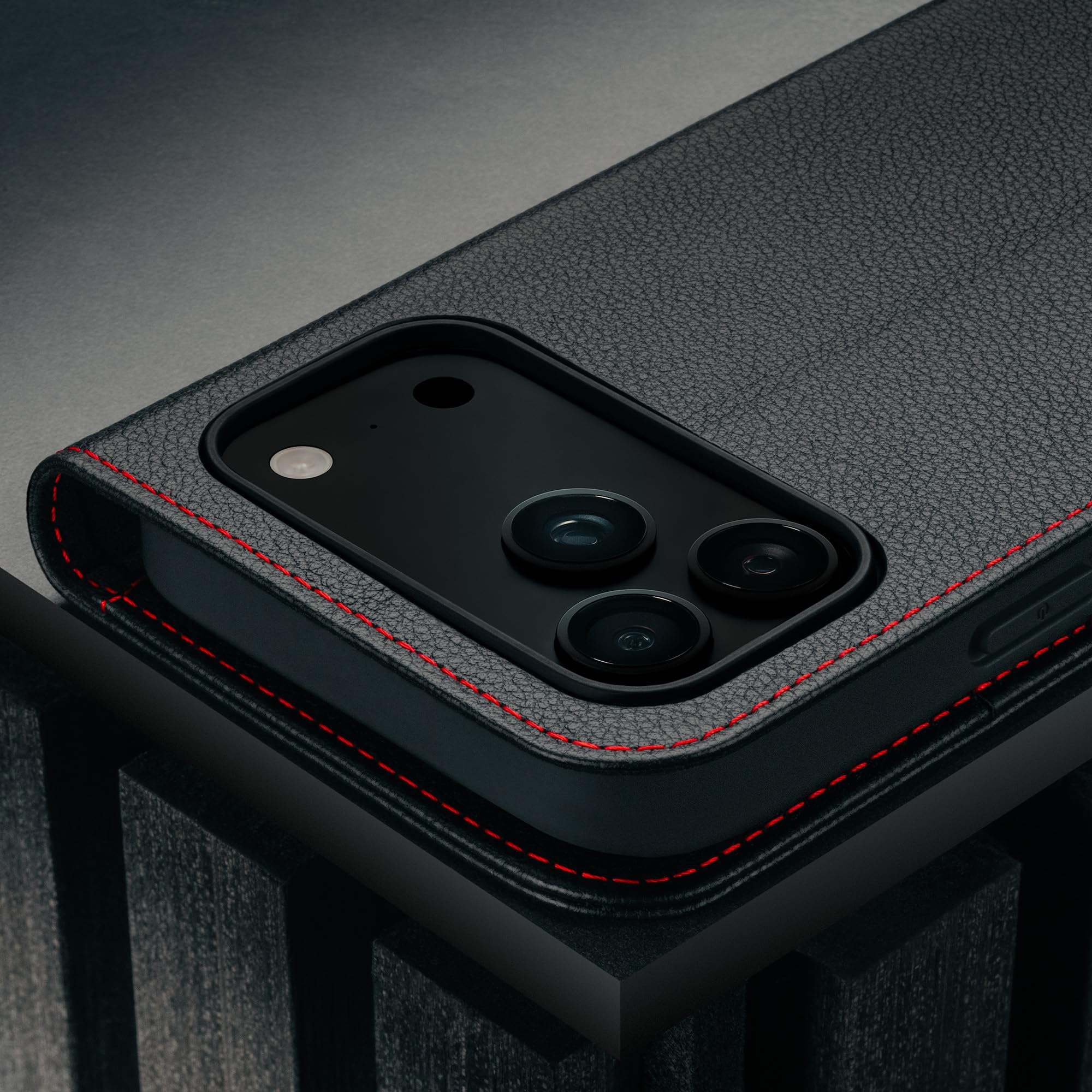 TORRO Hülle kompatibel mit iPhone 17 Pro 6.3" 2025 - Echt Leder Hülle mit Standfunktion und Kartenfächern (kompatibel mit Offiziellen MagSafe-Ladegeräten) - Schwarz