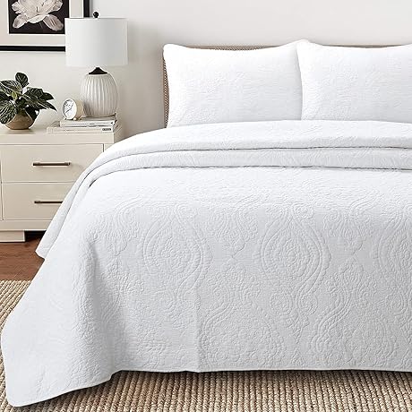 Bailee Matelasse Medallion Solid White 100% Cotton Quilt Set: Luxury and Comfort Combined