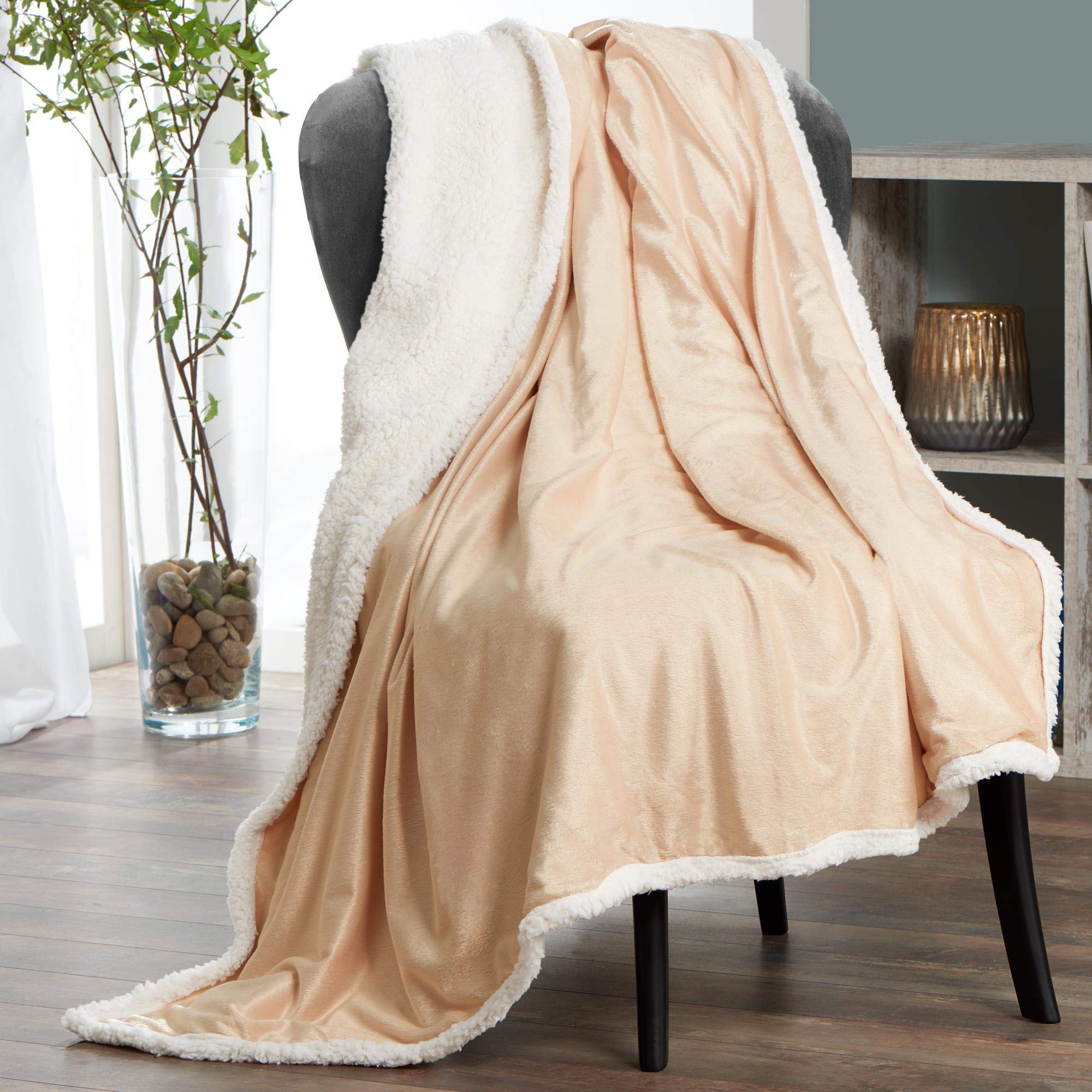 CelinaTex Kuscheldecke XXL 220 x 240 cm beige weiß Felldecke Imitat Wendedecke Nicki Fell Optik Fleece Wohndecke, Sofadecke, Geschenk für Frauen, warm - Oeko-TEX Fantasia