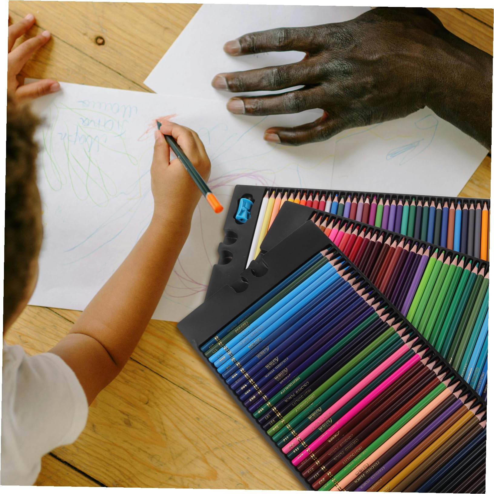 120 pièces Coffret Crayons Couleurs Gras Hexagonaux Set de Crayons de Couleur pour Dessin Artistique Maison École Boîte Transparente Facile à Organiser Adaptés Aux Garçon Fille et