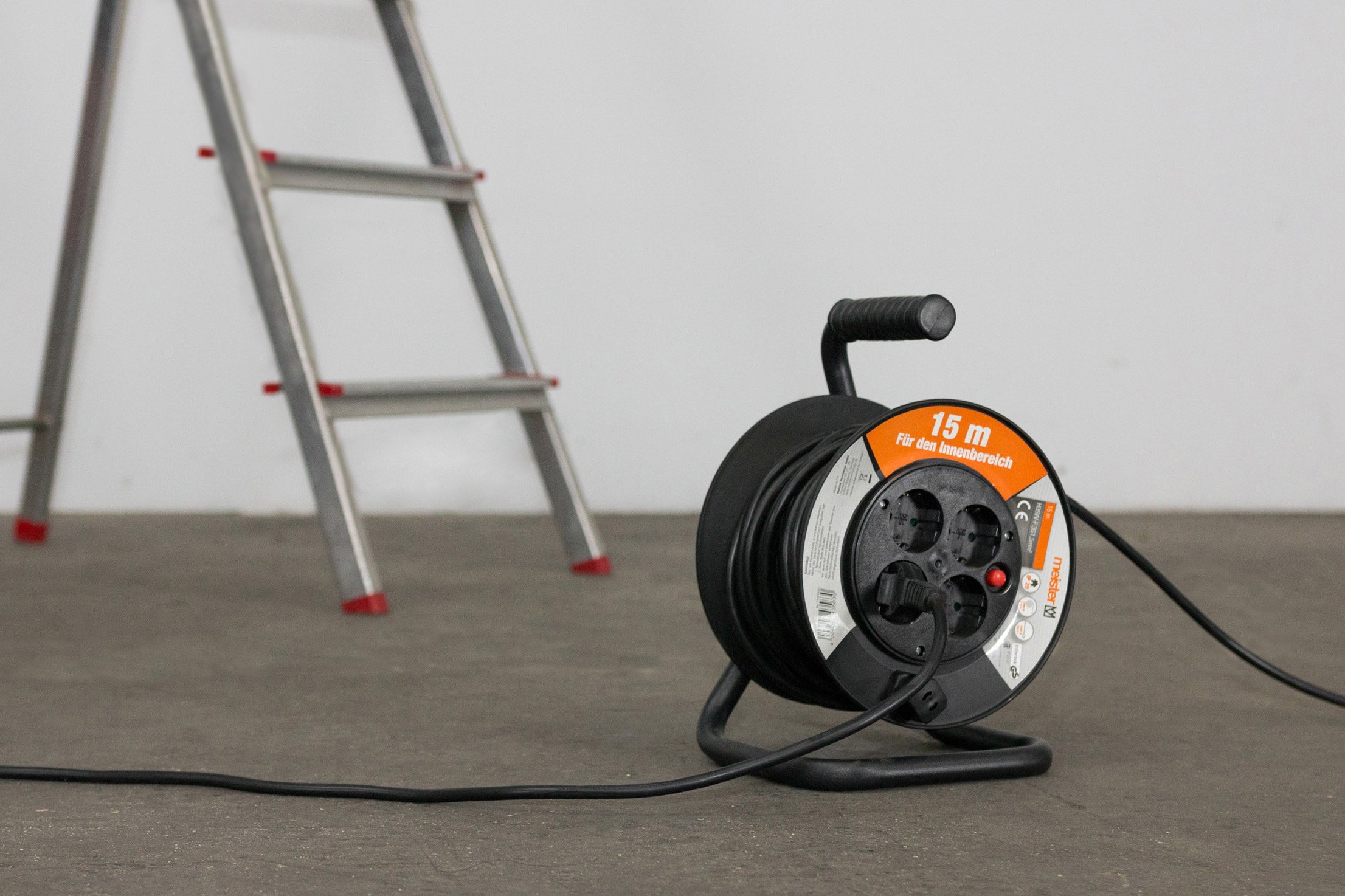 Meister Kabeltrommel Mini, H05VV-F3G1,5, IP20 - 15 m Kabel - Thermoschutz-Schalter - Indoor / Kabelrolle mit 4 Steckdosen / Kabelbox mit Verlängerungskabel / Leitungsroller mit Kurbel / 7435830