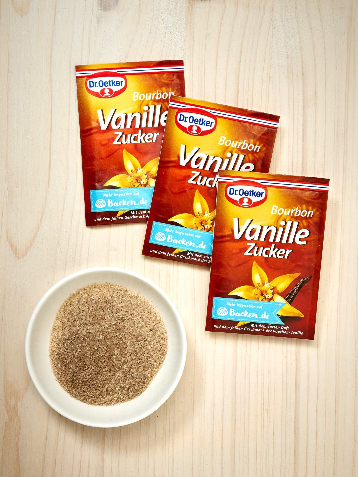 Dr. Oetker Bourbon Vanille Zucker, 18er Pack Vanille-Zucker verfeinert mit Extrakt aus edlen Bourbon-Vanilleschoten, Back-Aroma zum Aromatisieren von Kuchen, Desserts & Shakes, 18 x 24g