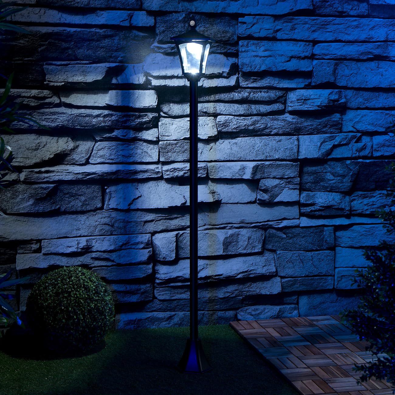 Royal Gardineer Gartenlaterne: 4er-Set Solar-LED-Laternen, 2 Meter hoch, PIR- & Licht-Sensor, 200 lm (Solarlaterne mit Dämmerungssensor, LED Laterne außen, Parkplatz)
