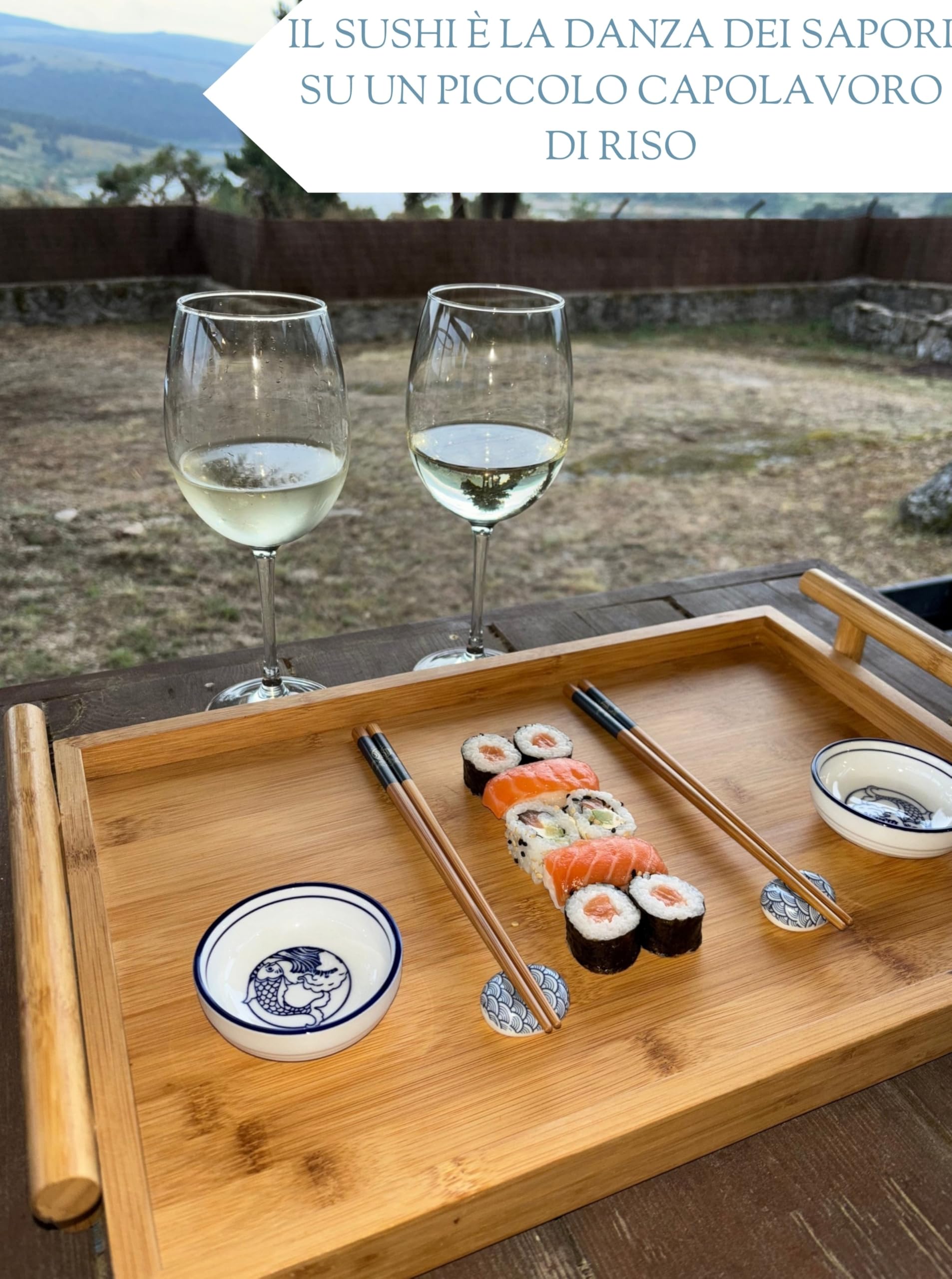 UMAI Kit Sushi | Kit per creare sushi a casa | Set 2 tappetini Sushi + Paletta + 2 set di bacchette + 2 ciotole soia + 2 supporti bastoncini + QR con ricettario
