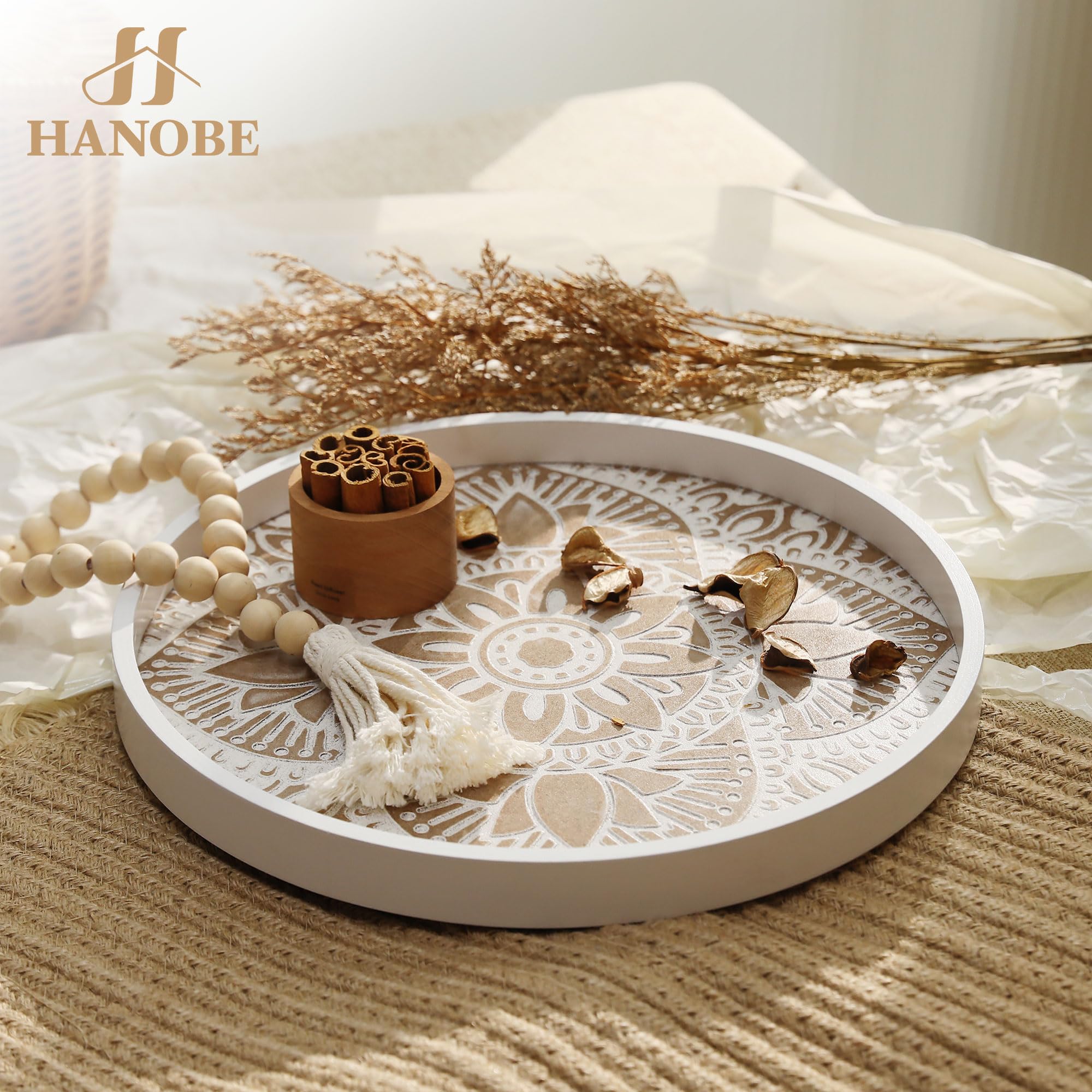 Hanobe Bandeja decorativa redonda de madera: bandeja de mesa de café rústica con guirnalda de cuentas de madera, bandeja de granja, decoración de centro de mesa de madera bohemia lavada blanca para
