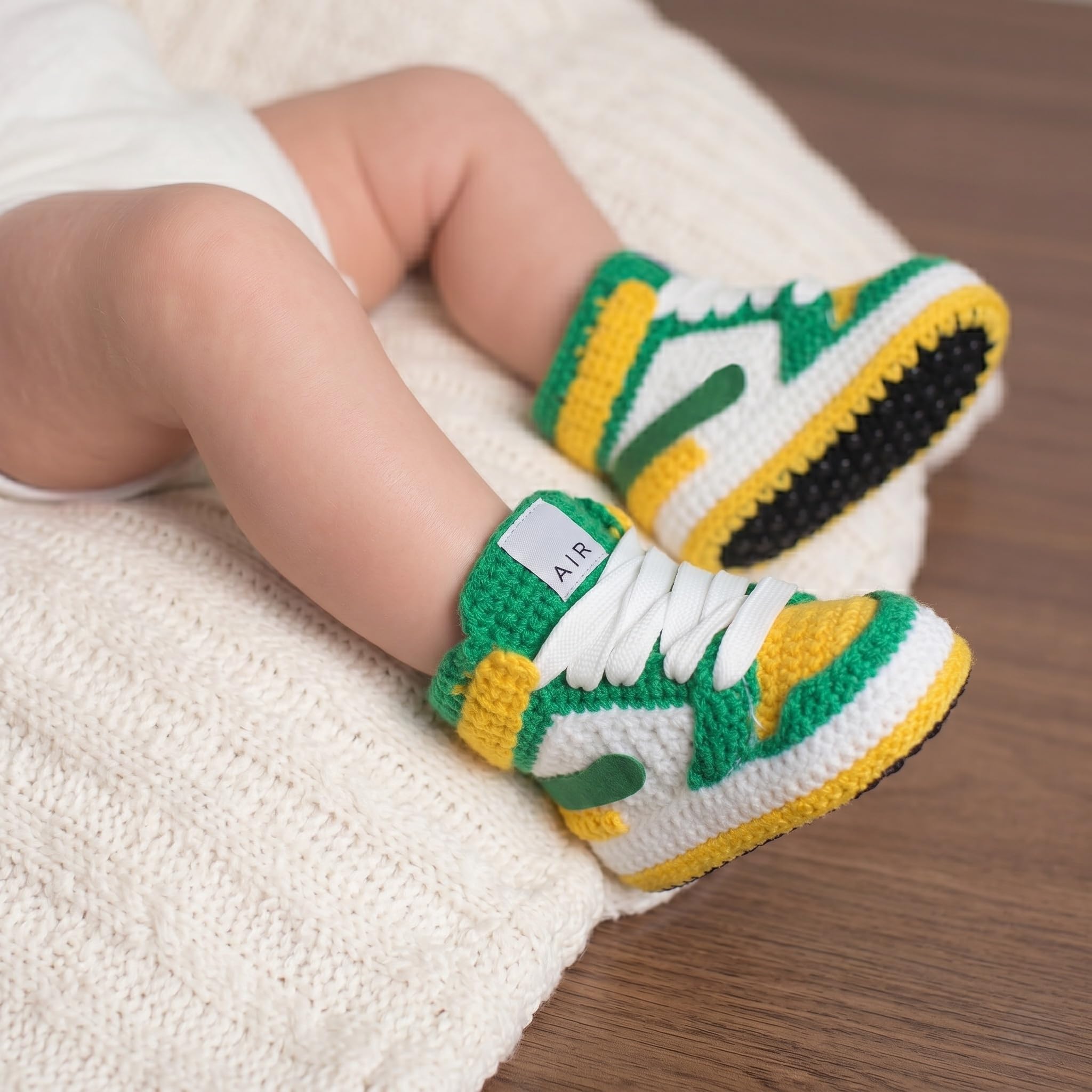 Häkel Baby Sneaker Booties Mützen Set, Jordan-Stil Grün Gelb Weiß Babyschuhe für Jungen und Mädchen, Neugeborene Kleinkinder Lauflerner, 0-3M 3-6M 6-9M 9-12M, Geschenk zur Geburt