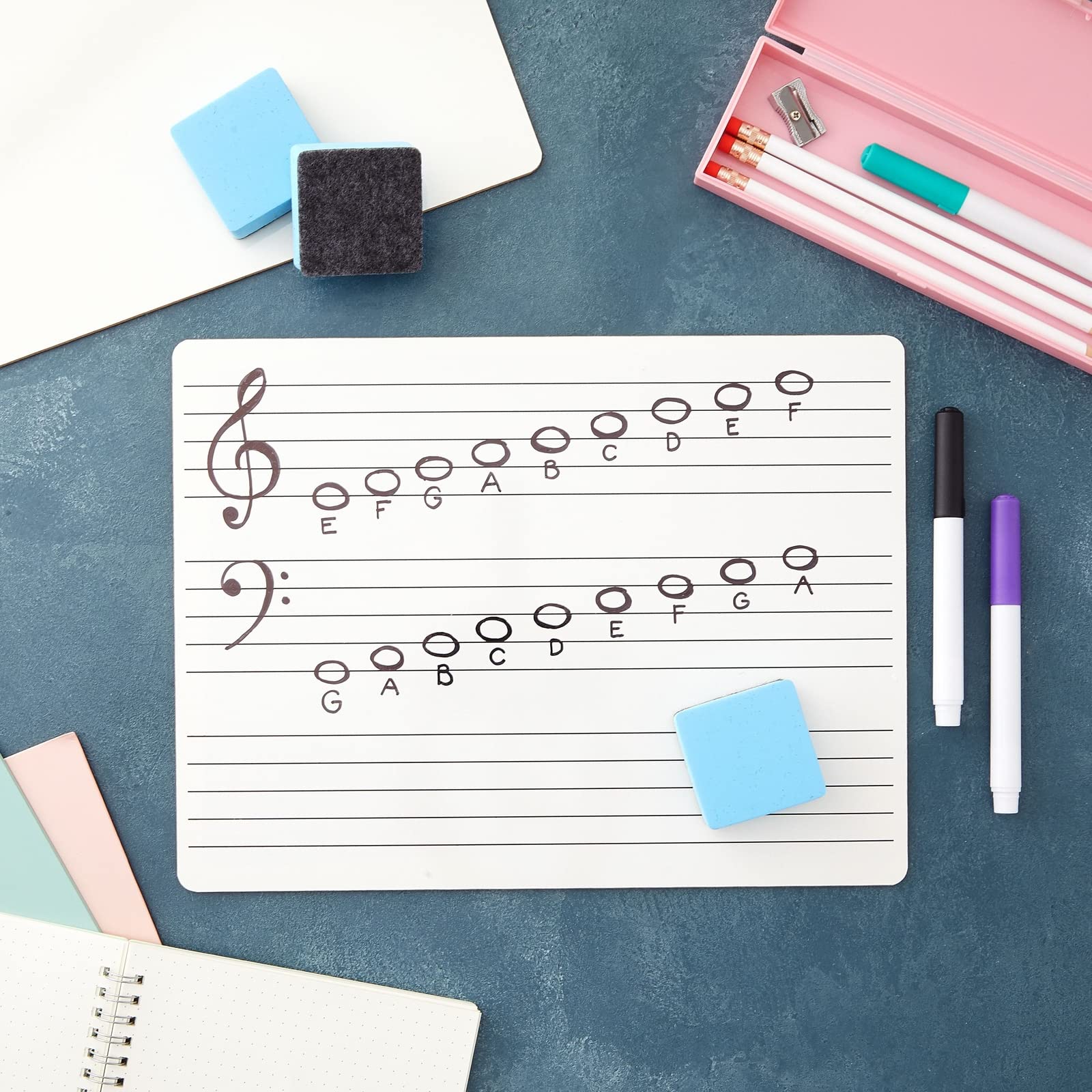 Bright Creations Lot de 12 tableaux effaçables à sec pour personnel de musique de classe – 22,9 x 30,5 cm – Tableau blanc graphique double face – Aide à l'enseignement de la musique avec gommes