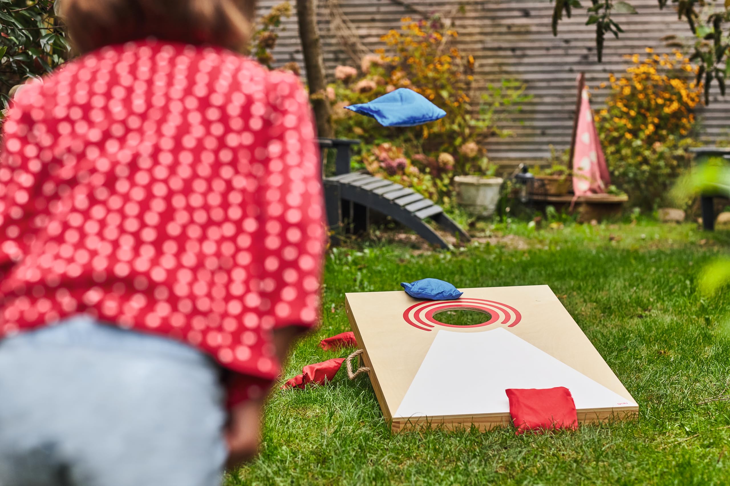 goki 56329 - Cornhole-Spiel Wurfspiel aus Holz und Baumwolle, mobiles Familienspiel mit 8 Wurfsäcken in 2 Farben, einklappbaren Füßen und Transportbeutel, Indoor und Outdoor, 10er Set, ab 5 Jahre