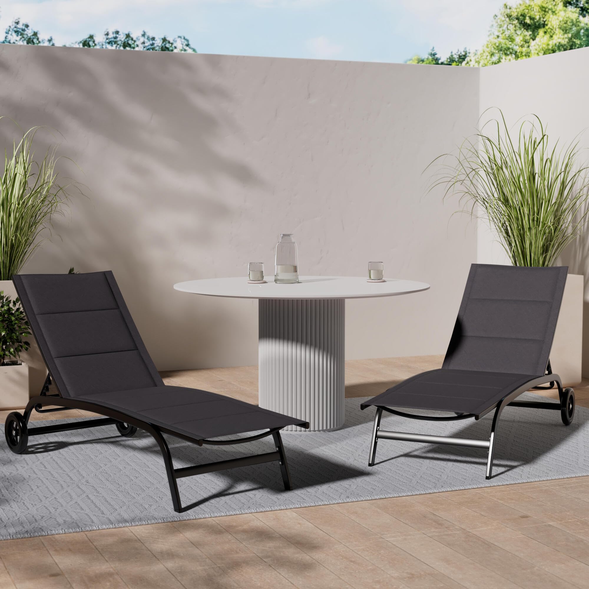 blumfeldt Sonnenliege, Gartenliege mit Verstellbarer Rückenlehne, Liegestuhl mit Rahmen aus Aluminium, Lounger mit wasserfesten Bezügen, mit Bodenrollen, Typ: Limala, schwarz