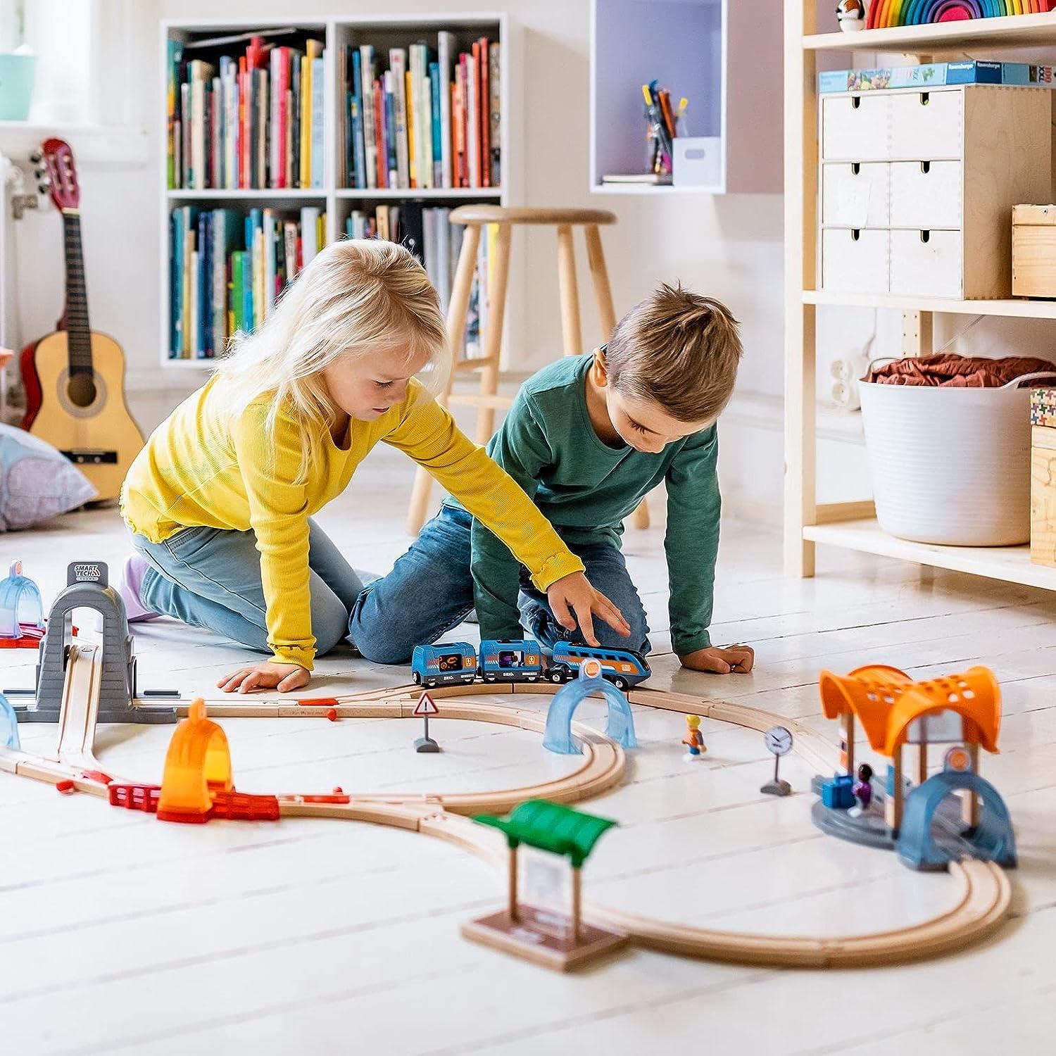 BRIO World 33973 Smart Tech Sound Bahnhof mit Action Tunnel – Zubehör Holzeisenbahn – Interaktives Spielzeug empfohlen ab 3 Jahren