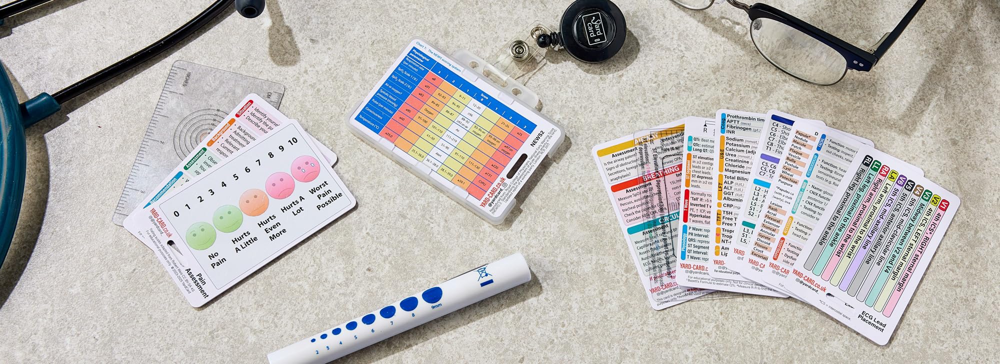 YardCard Set di 12 Carte Essenziali per Cravatta (Dimensione Tessera ID) con Supporto e Bobina Retrattile per Infermieri, Studenti Infermieri, Medici, Paramedici, Studenti di Medicina