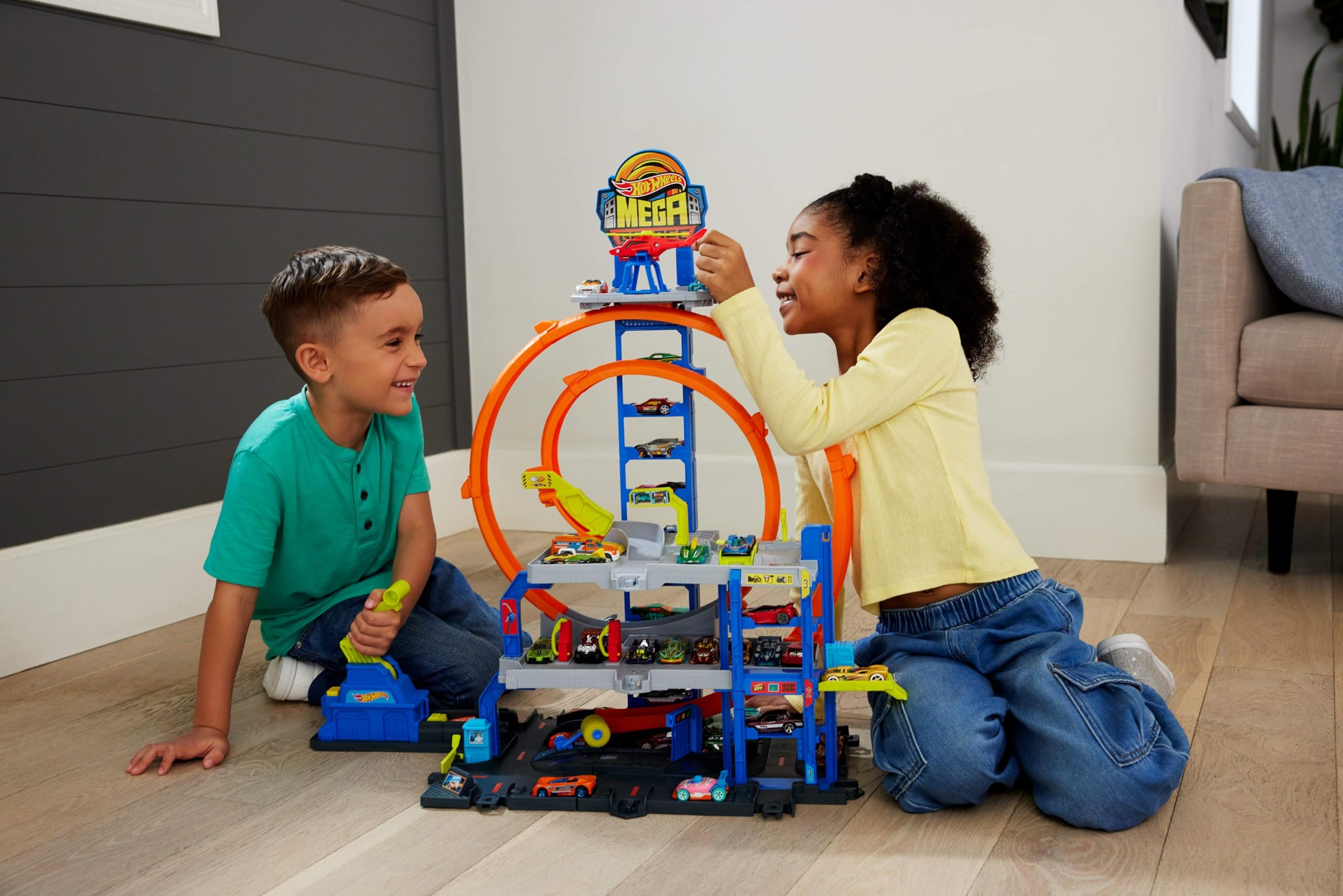 Hot Wheels Mega Loop Garage Spielset mit Auto & Hubschrauber | Spielset mit Die-Cast-Auto & -Hubschrauber, 2 Loopings, Platz für 36 1:64 Autos, Speed Snap Adapter, JLC05