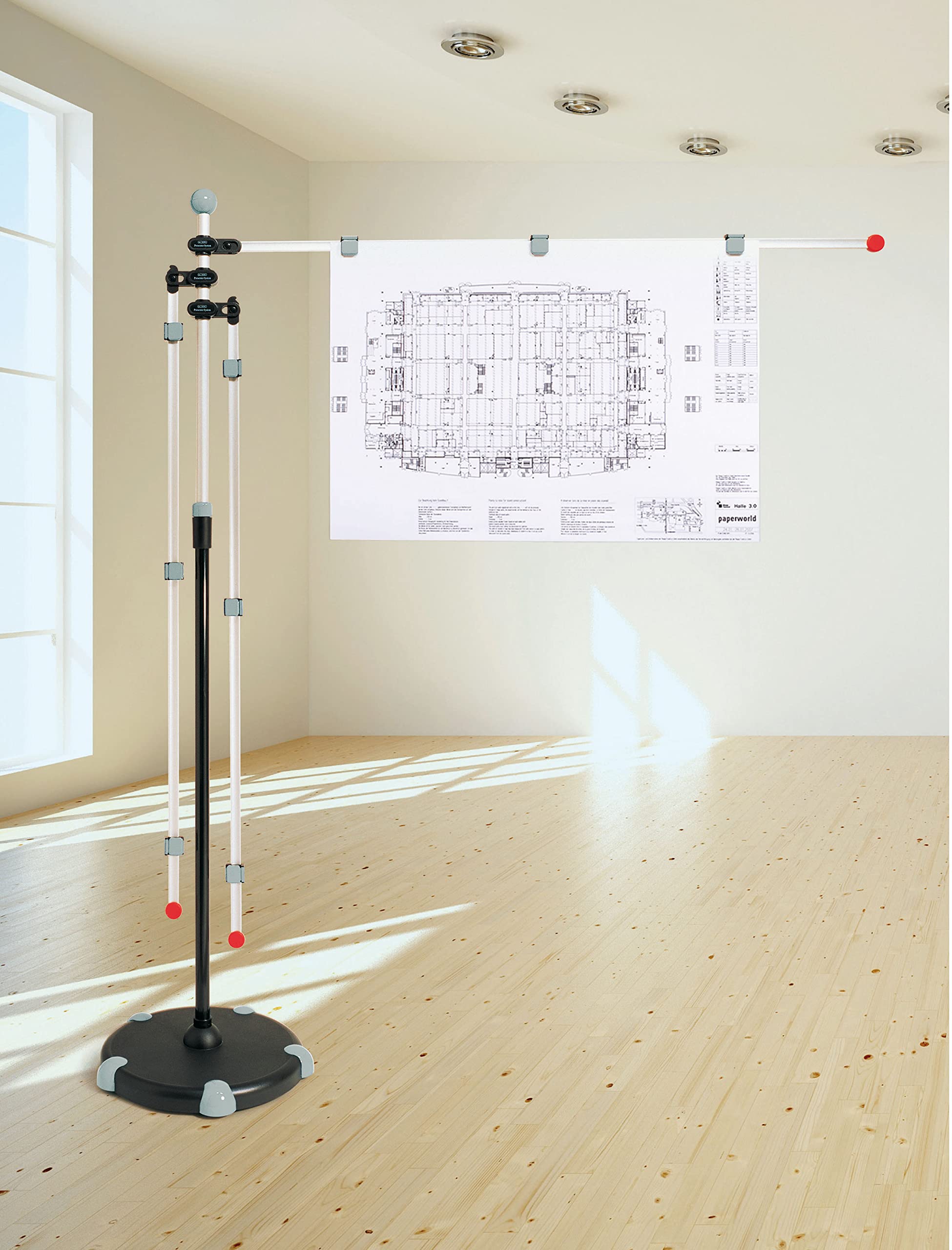 MAUL Planhalter A0 mobil silber höhenverstellbar mit Rollen | flexibel platzierbar, sichere Klemmung, magnethaftende Fläche, stabiler Rundfuß, stufenlos anpassbare Höhe, für große Pläne