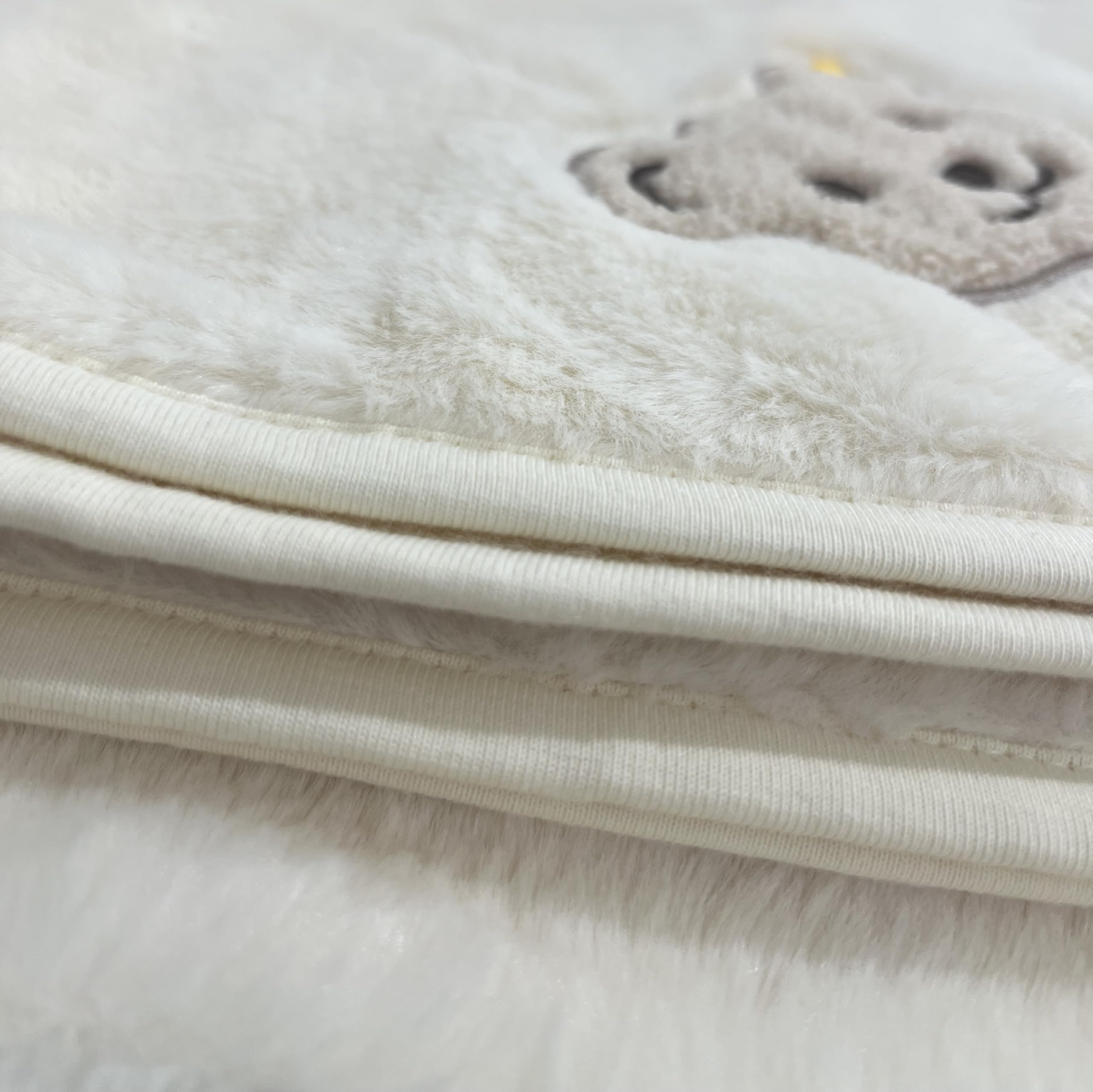 Steiff Babydecke Plüsch mit Ihrem Wunsch-Namen Bestickt cremeweiß 90 cm x 60 cm als Namensdecke personalisierte Webpelz Decke mit Teddy-Applikation eggnogg