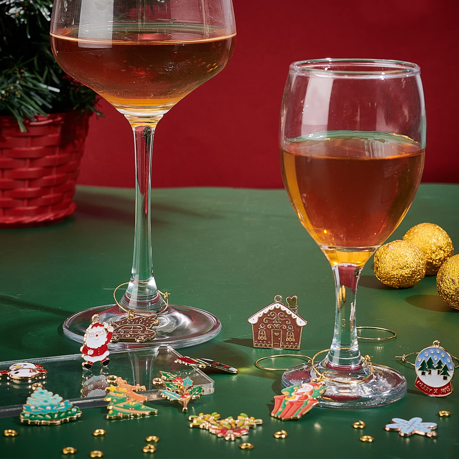Whaline Set Di 16 Sottobicchieri Natalizi In Feltro Rosso Con Fiocchi Di Neve. Diametro 10 Cm, 4 Stili Diversi. Ideali Per Decorare La Tavola A Natale, Per Tè, Vino E Caffè.