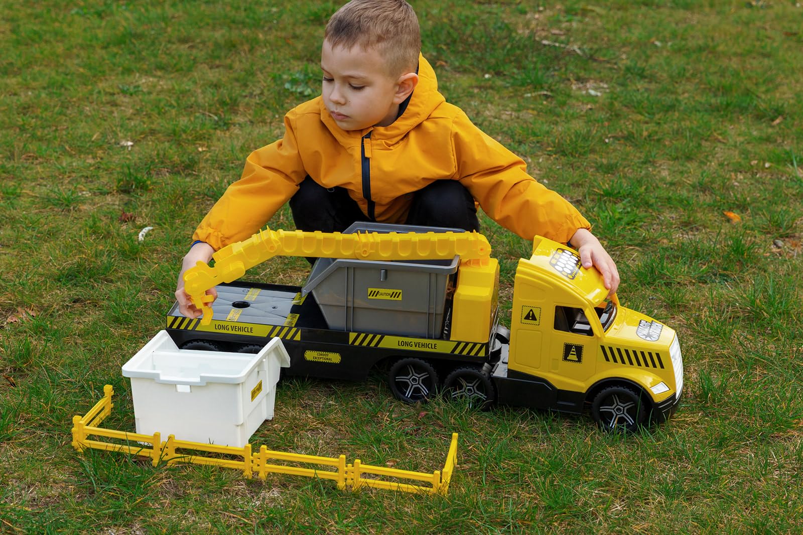 Wader 36471 - Magic Truck Tieflader mit Baucontainern, Kran, Absperrgittern und leuchtenden Scheinwerfern, Größe ca. 79 cm, für Kinder ab 3 Jahren, Geschenk für kreatives Spielen