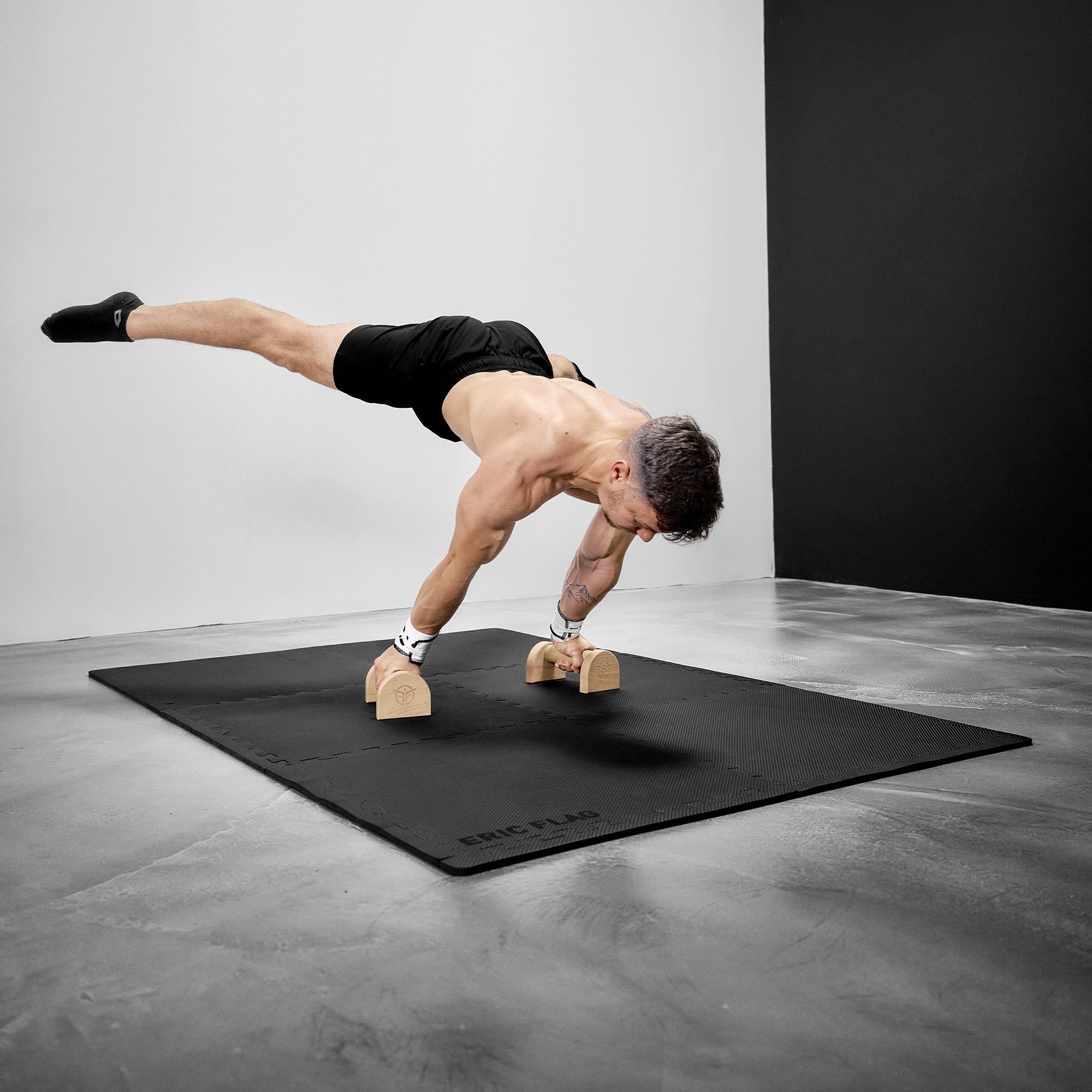 ERIC Flag Bodenschutzmatte Fitness | 6 Modulare Eva Puzzlematten + Rand, große Fläche 178x120x1 cm (2,13 m²), BPA-freier Eva-Schaum | rutschfest, Stoßdämpfend, | Home Gym, Krafttraining, Garagenboden