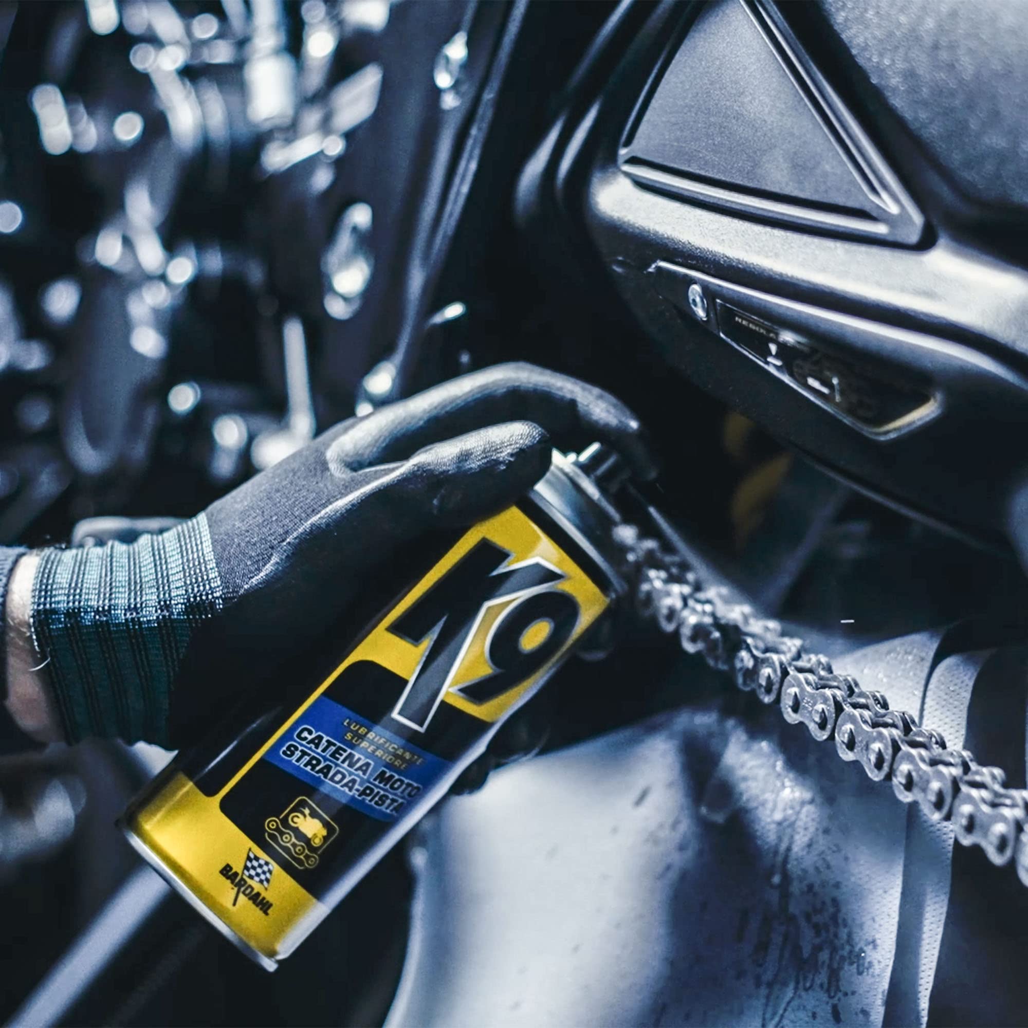 Bardahl - Kit Manutenzione Catene, Kit Speciale per Catena Moto da Strada-Pista, Anti-Usura e Ruggine, Allunga Vita Catena, Corona e Pignone, Resistenza Acqua, Spazzola Pulisci Catena